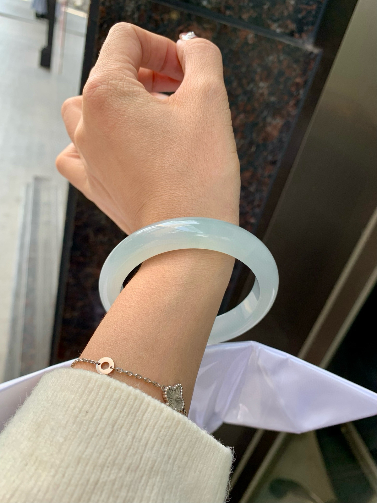 天空蓝正圈
56.5-8.6-11.5
底妆水润，质地细腻，天空蓝底色均匀，由内而外散发出温婉气质，清爽治愈