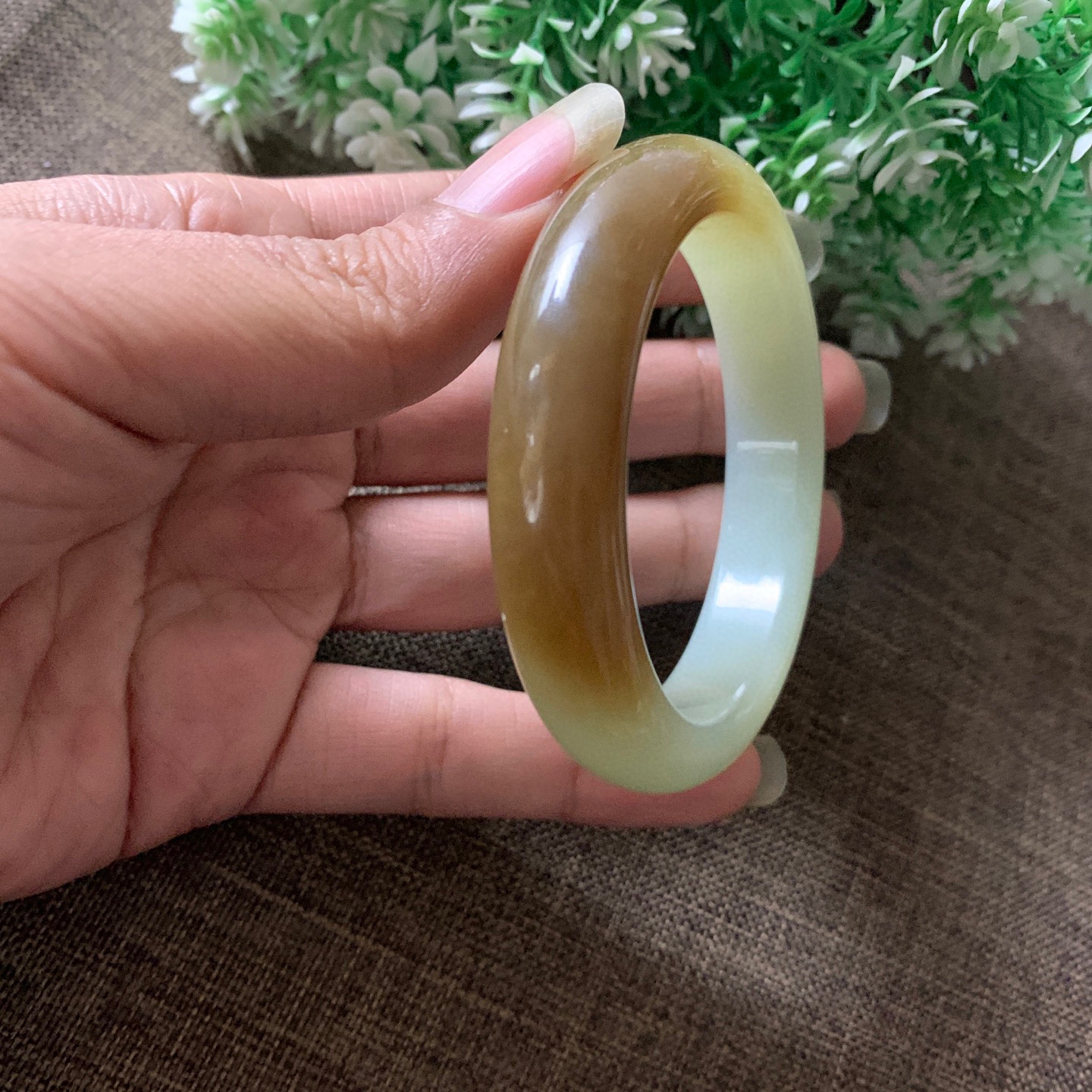 56圈口和田玉且末糖手镯，镯型古朴典雅。在诗情画意的雨巷相遇，你是我腕间的一抹风情，有你眸有深情.清