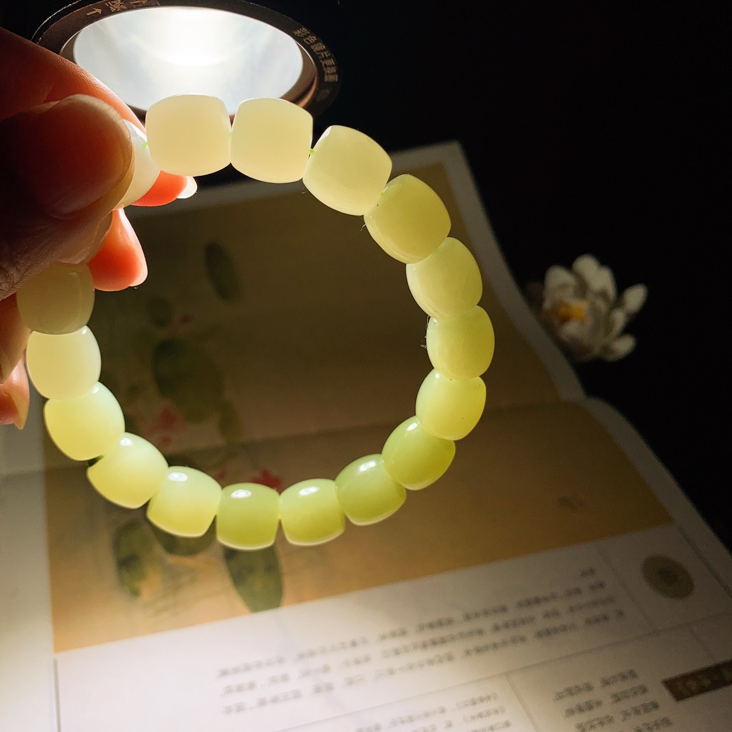 新疆和田玉若羌黄口料直切手串！单颗尺寸11重51克 玉质细腻油润 底色纯净 脂粉好，品质好。lt260327