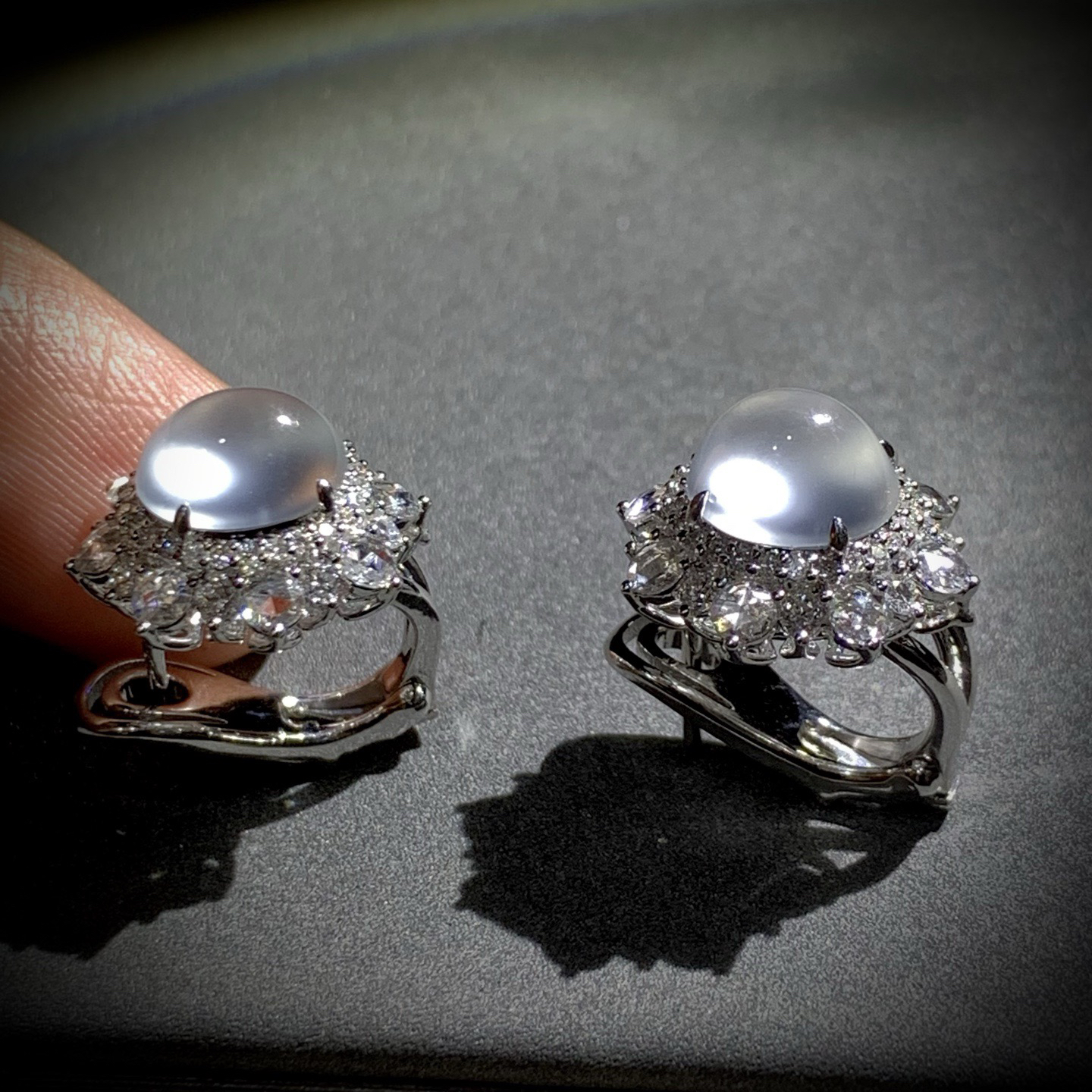 白冰蛋面耳拍耳钉，裸石约8.6-7.8-6.5mm，
整体16-14.8-19.2mm，7.48g，
18K金，南非钻，