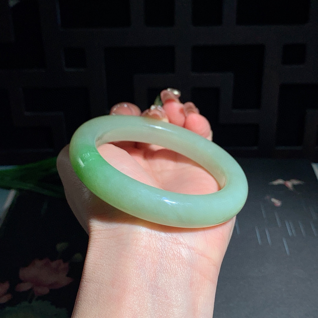 和田玉59圈口翠青手镯！玉质细腻油润 底色纯净 无纹裂 脂粉好，品质高