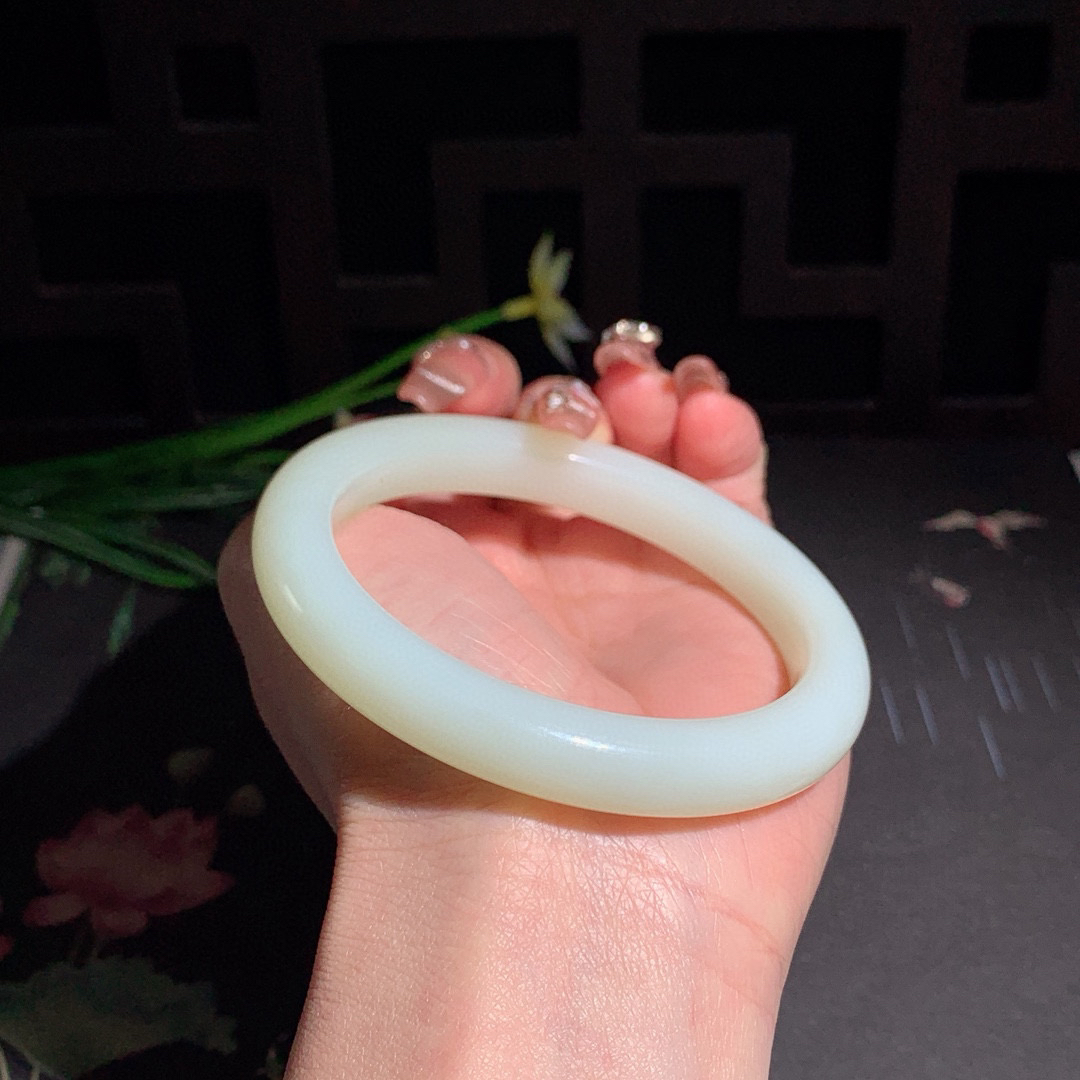 和田玉61圈青白玉手镯！玉质细腻油润 底色纯净 无裂无杂 脂粉好，品质高。