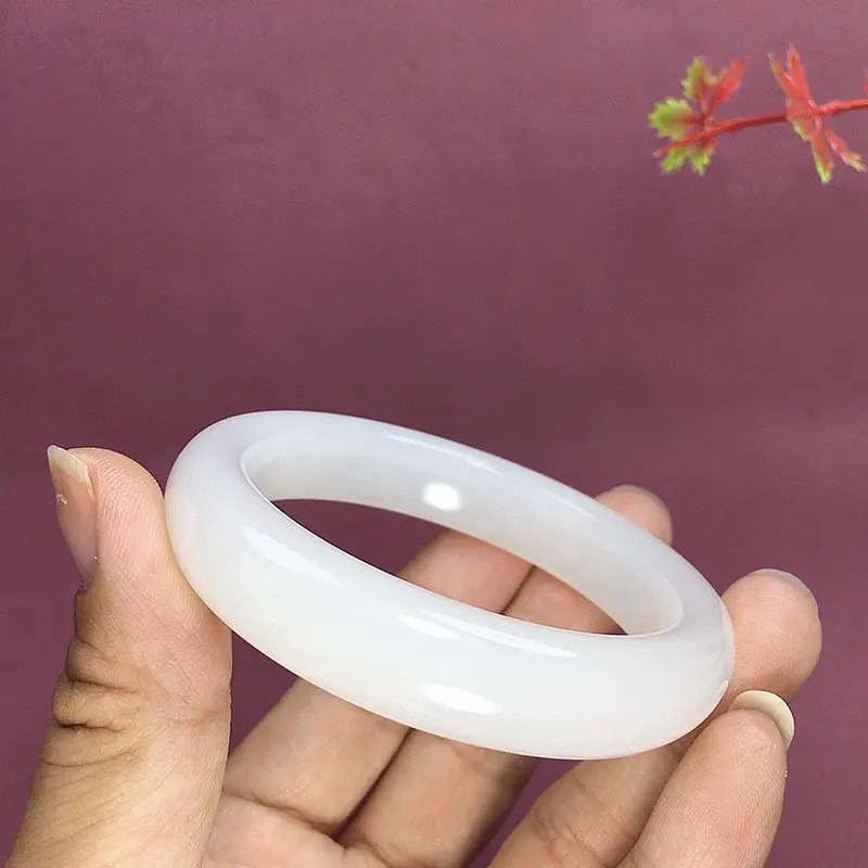 56圈口和田玉羊脂白玉手镯，和田玉56圈口羊脂白玉手镯，镯型古朴典雅。在诗情画意的雨巷相遇，你是我腕