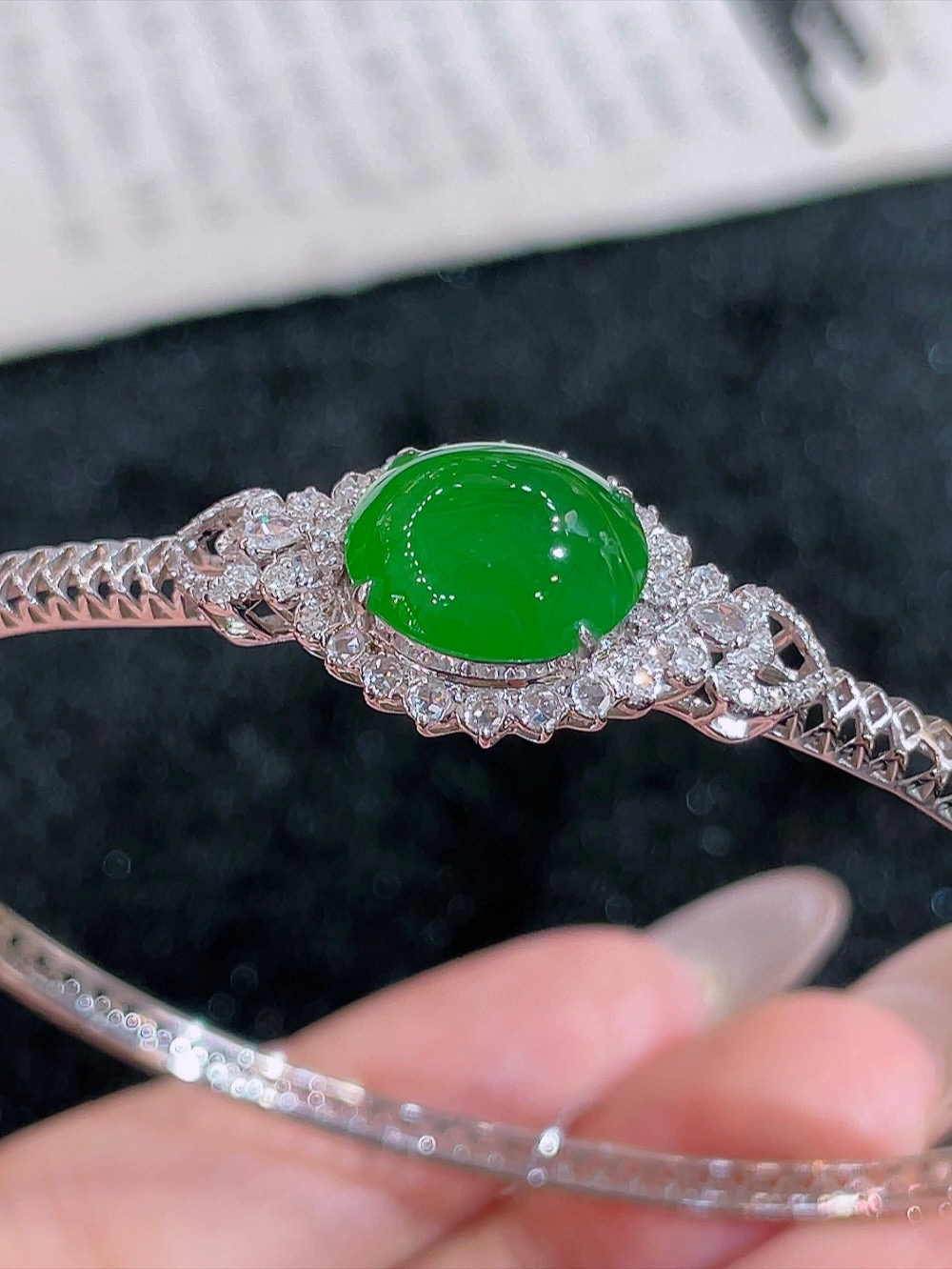 满绿鸽子蛋手镯。厚装饱满 高端大气 性价比高 圈口60  整体26.6-13.5-8.6裸石11.5-9.8