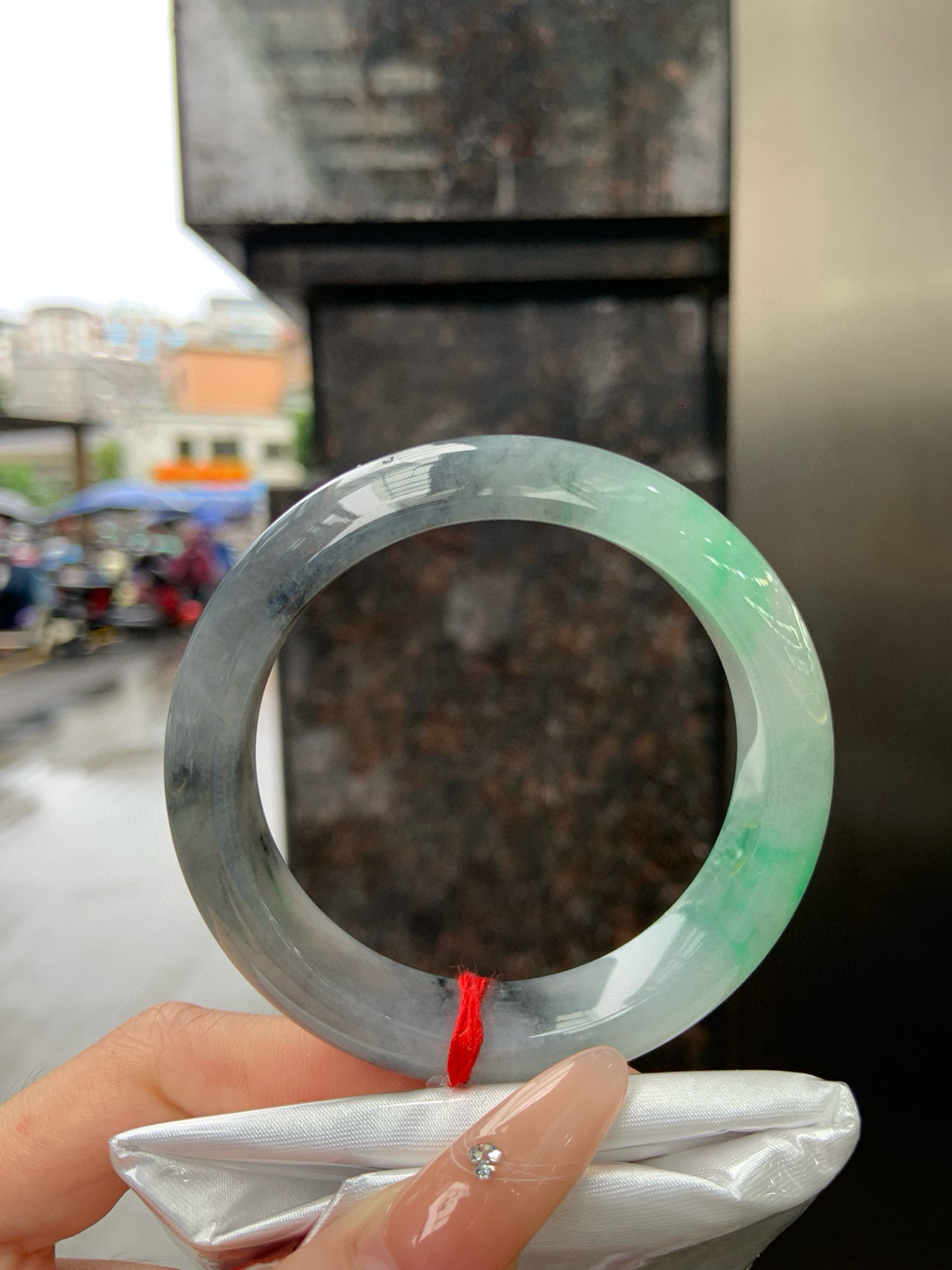 乌鸡飘绿正圈
56.3-13-9.2
底妆干净细腻，阳绿花色点睛之笔，芝麻糊即视感，比较有特色的一条