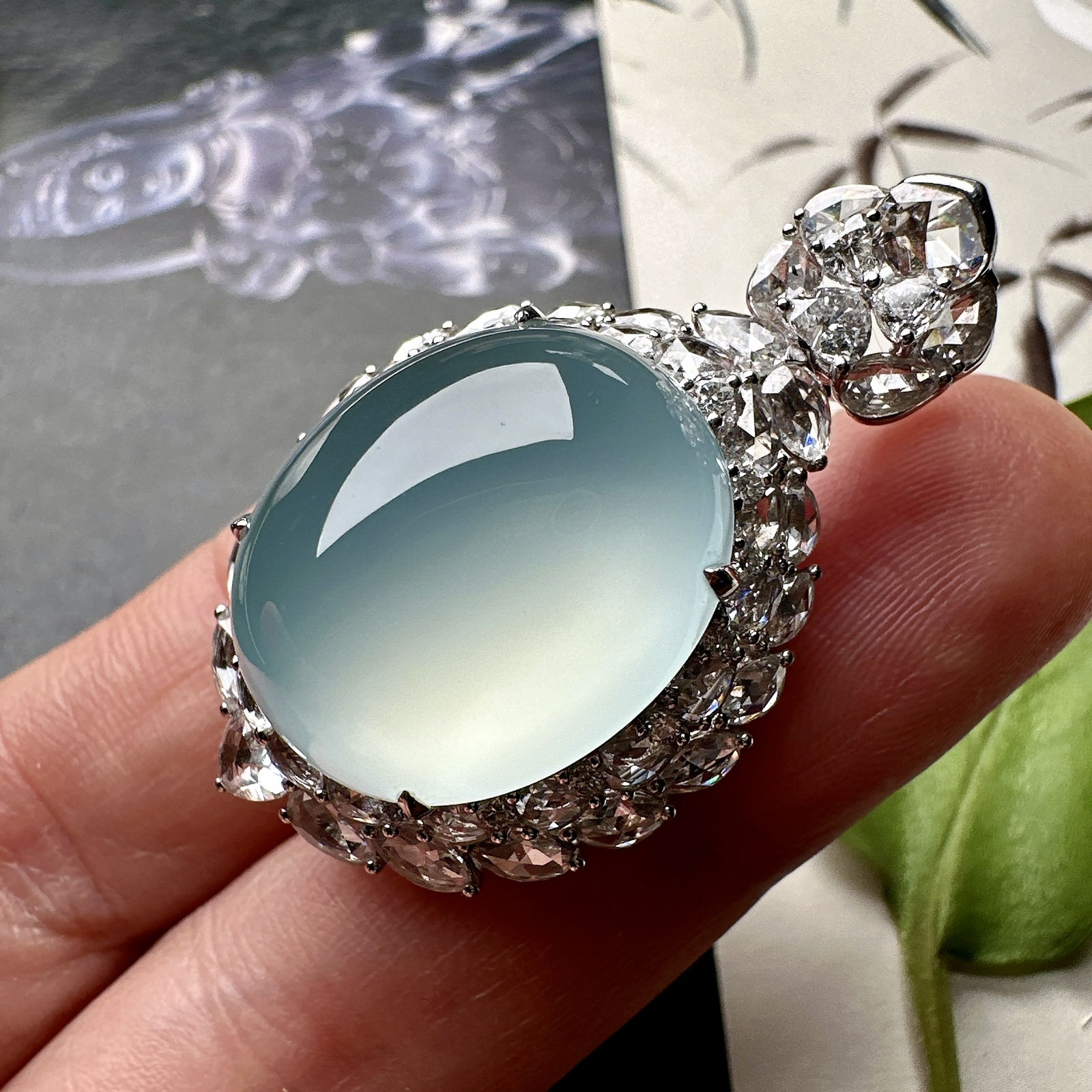 【冰种天空蓝蛋面吊坠】种地上乘，冰感十足，通透起光，饱满圆润，18k金钻镶嵌，裸石尺寸19.8*16.6*9.3毫米。