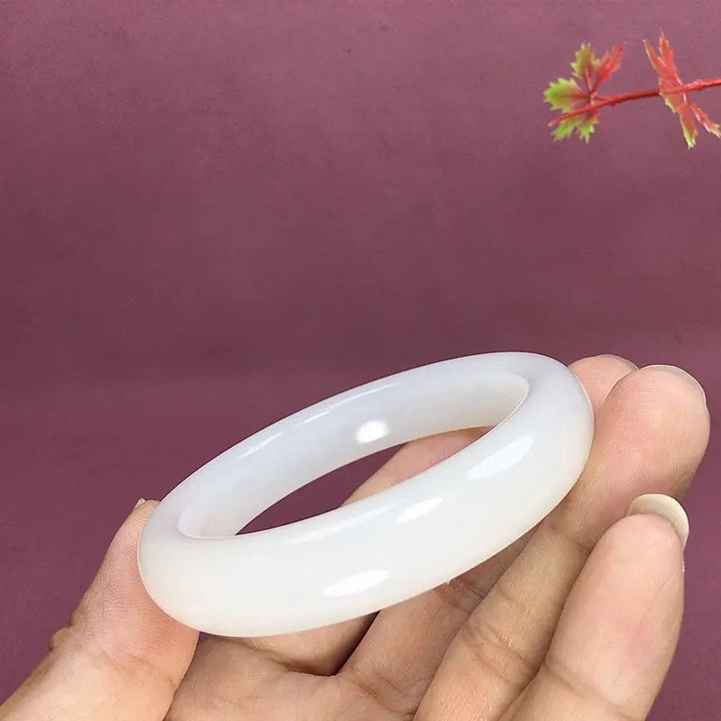 56圈口和田玉羊脂白玉手镯，和田玉56圈口羊脂白玉手镯，镯型古朴典雅。在诗情画意的雨巷相遇，你是我腕间的一抹风情，有你眸有深情.清风荡漾湖间静水，我愿俯身低眉，在烟波涟漪处寻