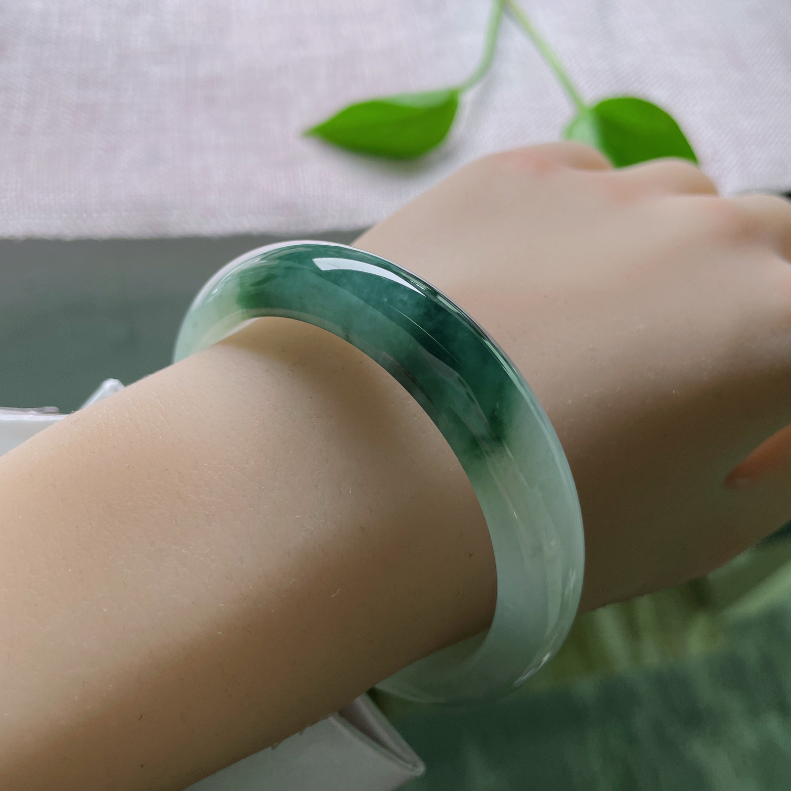 54.5/12.5/7.4，飘花正圈，种老，玉腕凝霜承雅韵，飘花漫染胜丹青。无纹裂