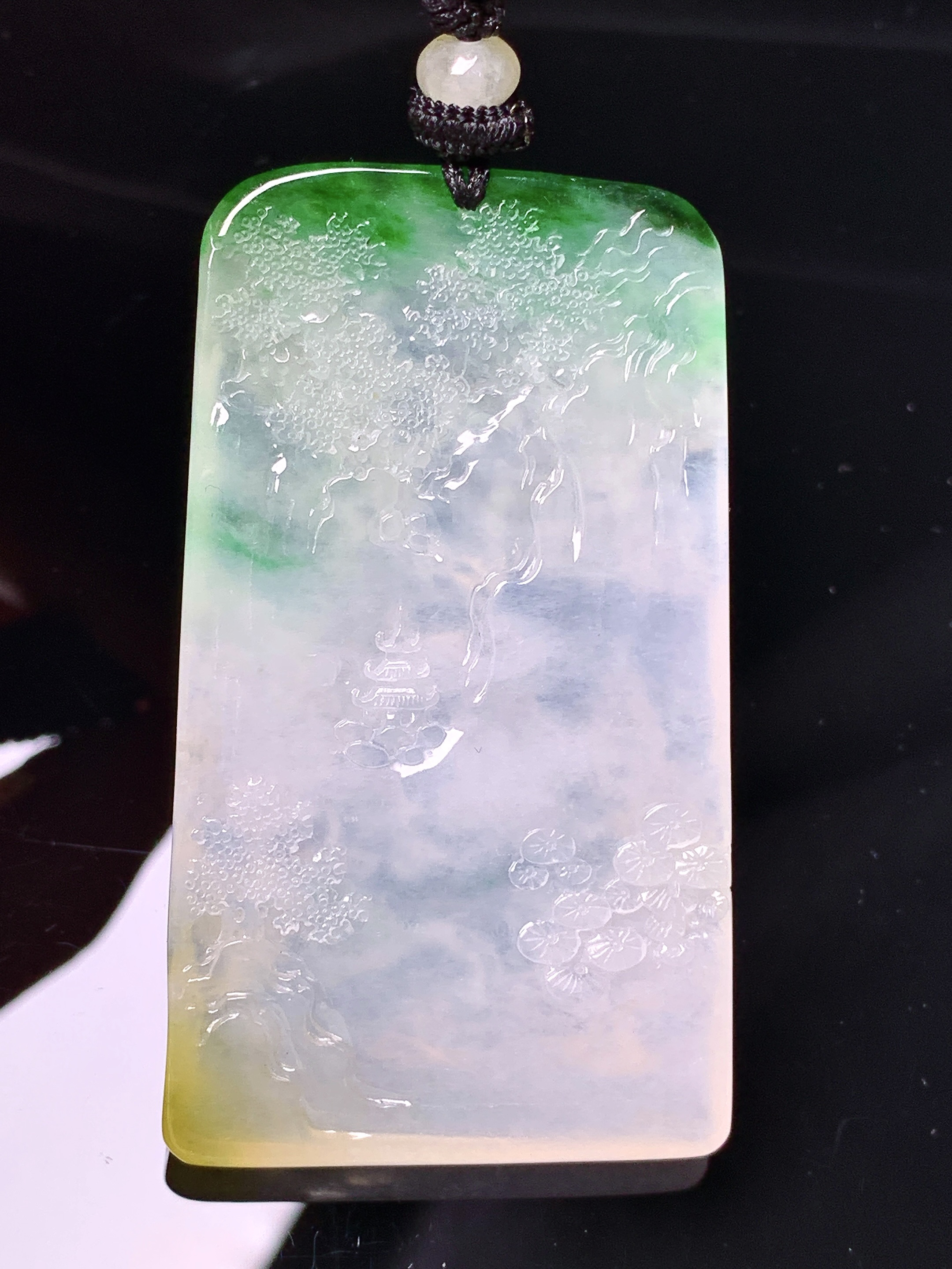 飘绿山水牌子吊坠 玉质细腻 色泽艳丽清新 水润亮眼 整体尺寸58.6*33.6*5.8w1