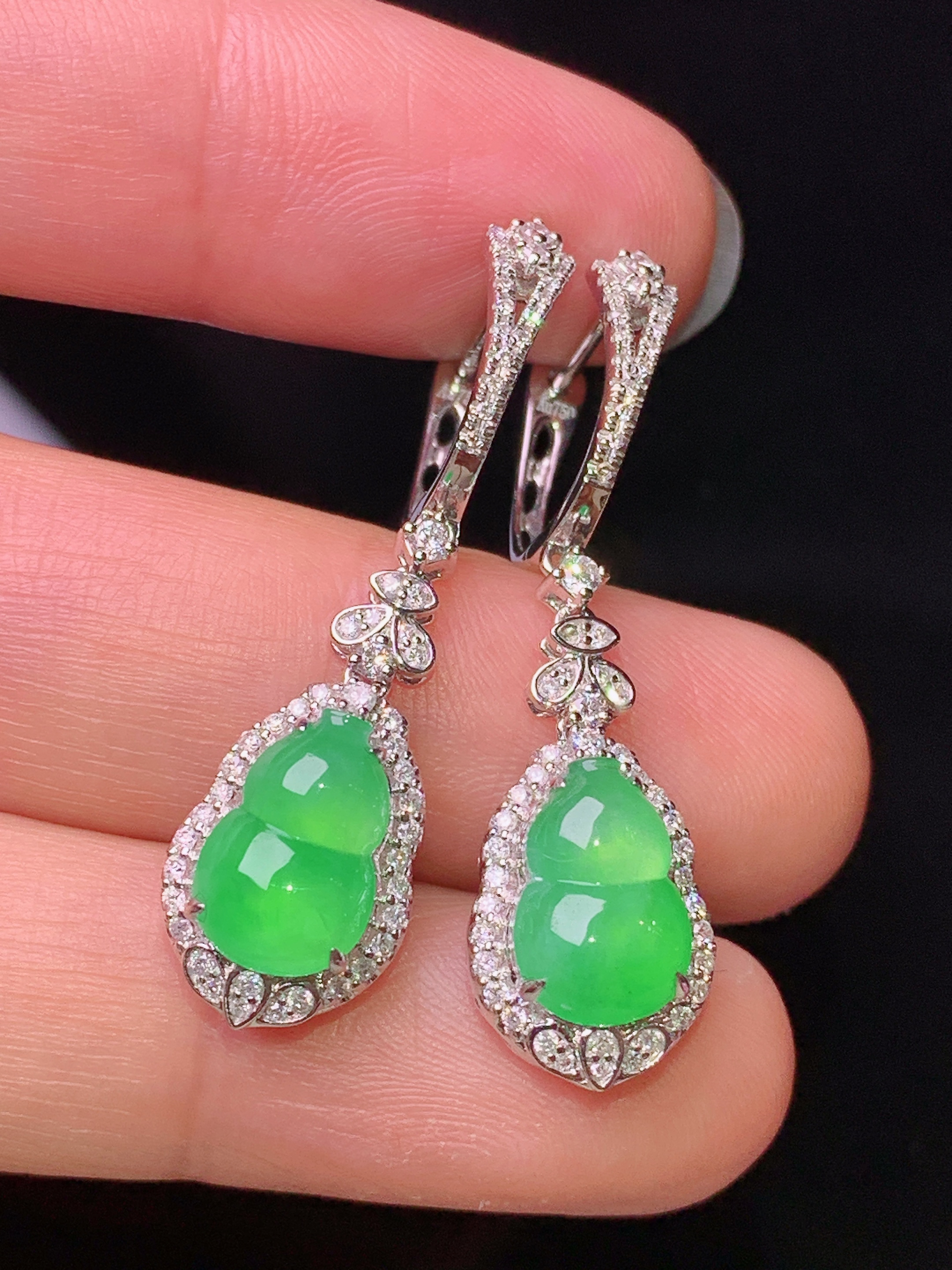 18k金钻镶嵌翠绿葫芦耳坠 玉质细腻 色泽艳丽清新 水润亮眼 整体尺寸36.5*9.7*7.2m5