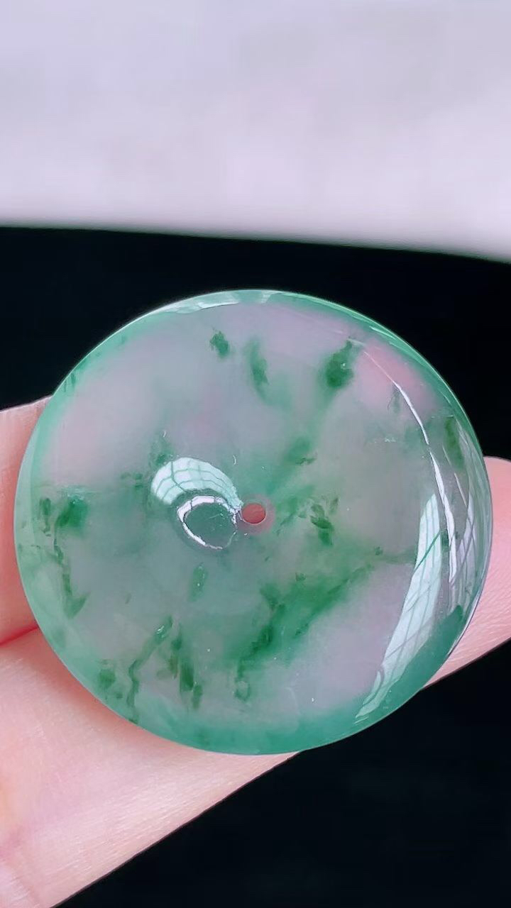 【翡翠名称】老坑种高冰飘花平安扣吊坠
【翡翠尺寸】直径厚度29.9/5.6mm
【翡翠描述】宝贝种老水足，玉质细腻，色泽靓丽，性价比高，佩戴效果好！
【其它赠送】权威证书/精美挂绳盒子/支持全国复检