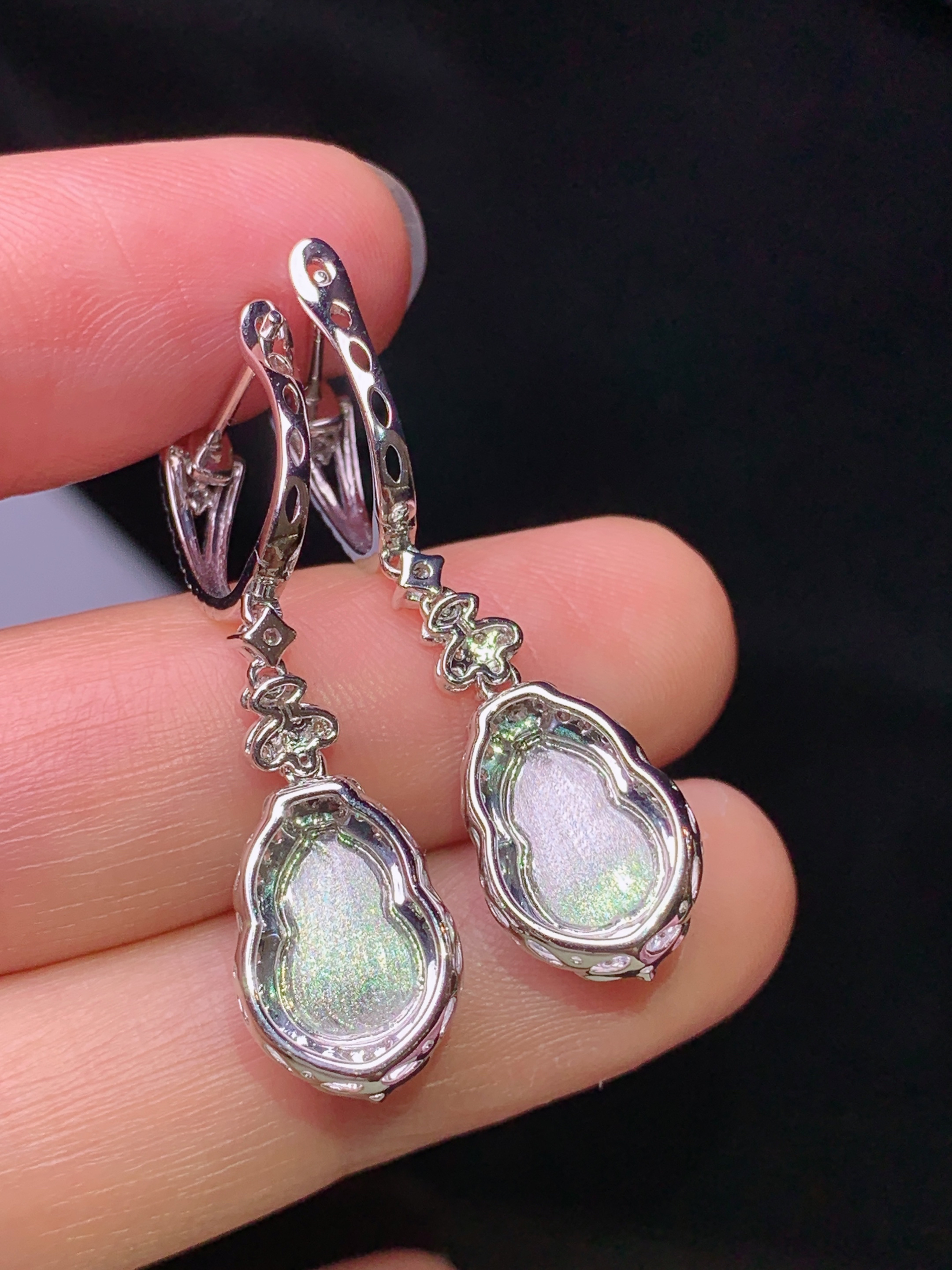 18k金钻镶嵌翠绿葫芦耳坠 玉质细腻 色泽艳丽清新 水润亮眼 整体尺寸36.5*9.7*7.2m5