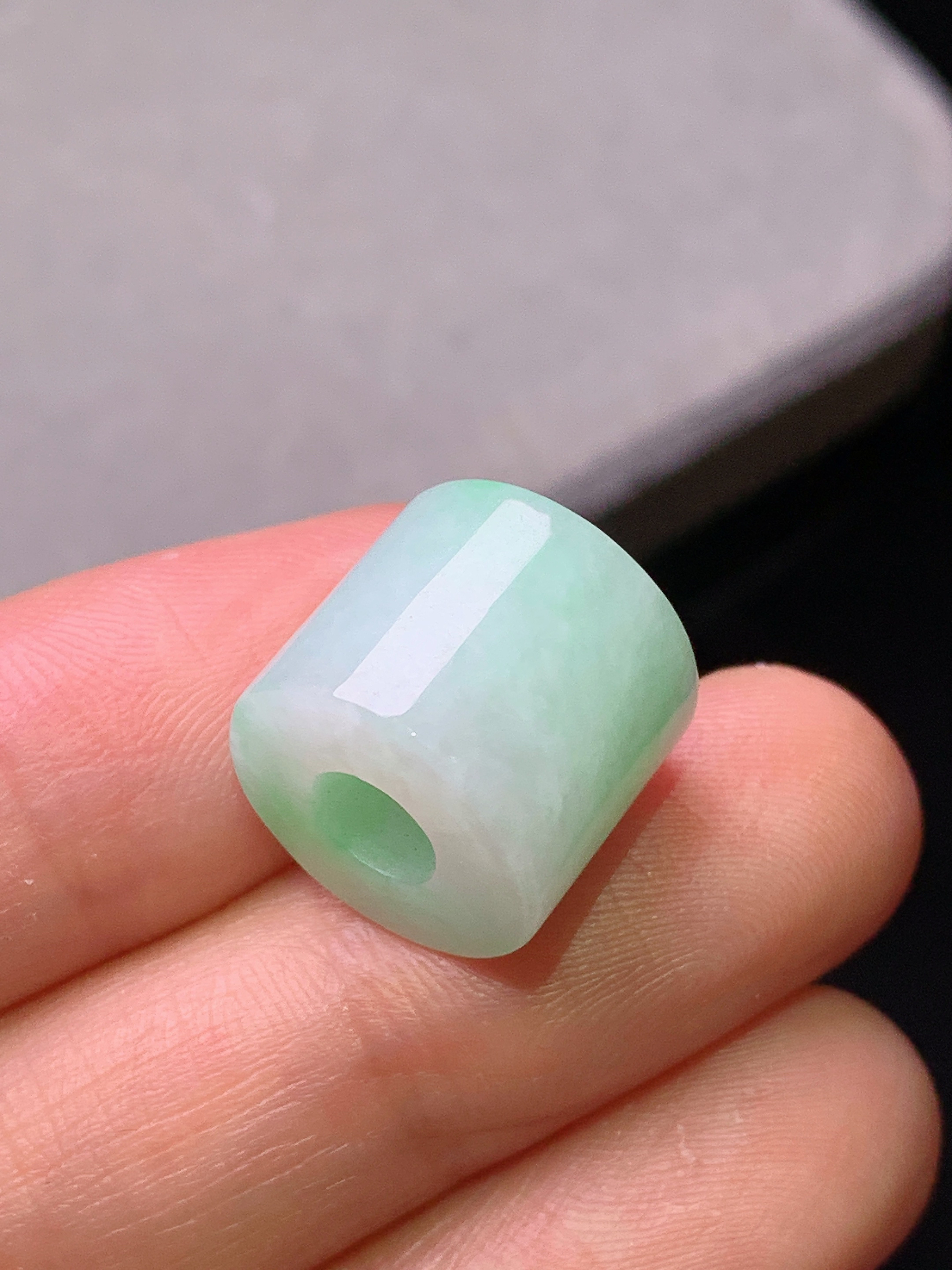 飘绿路路通吊坠 玉质细腻 色泽艳丽清新 水润亮眼 整体尺寸13.8*12h4