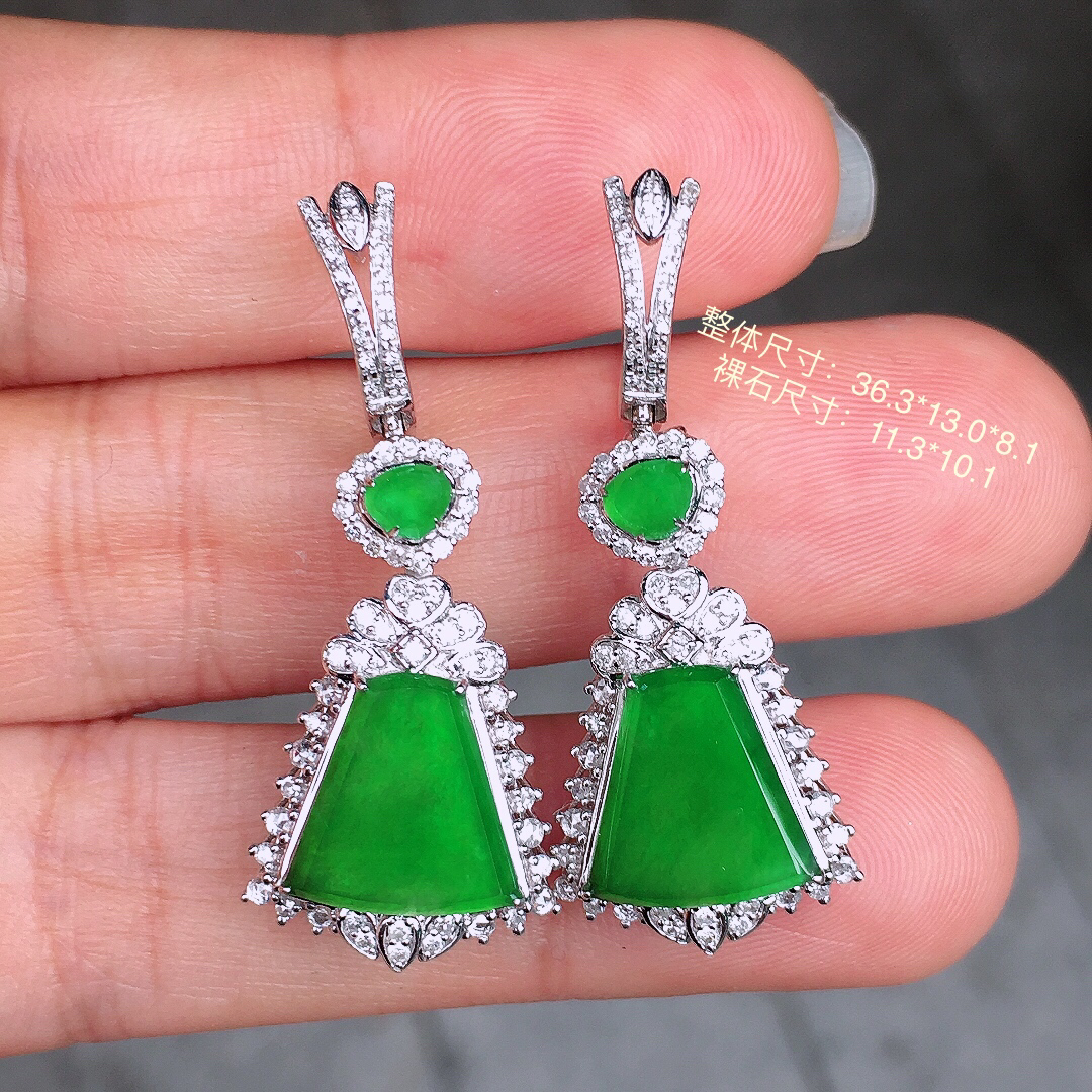 阳绿无事牌耳坠，色泽均匀艳丽，玉质细腻，荧光感超
强，饱满圆润，尽显优雅气质，18k
金豪华镶嵌