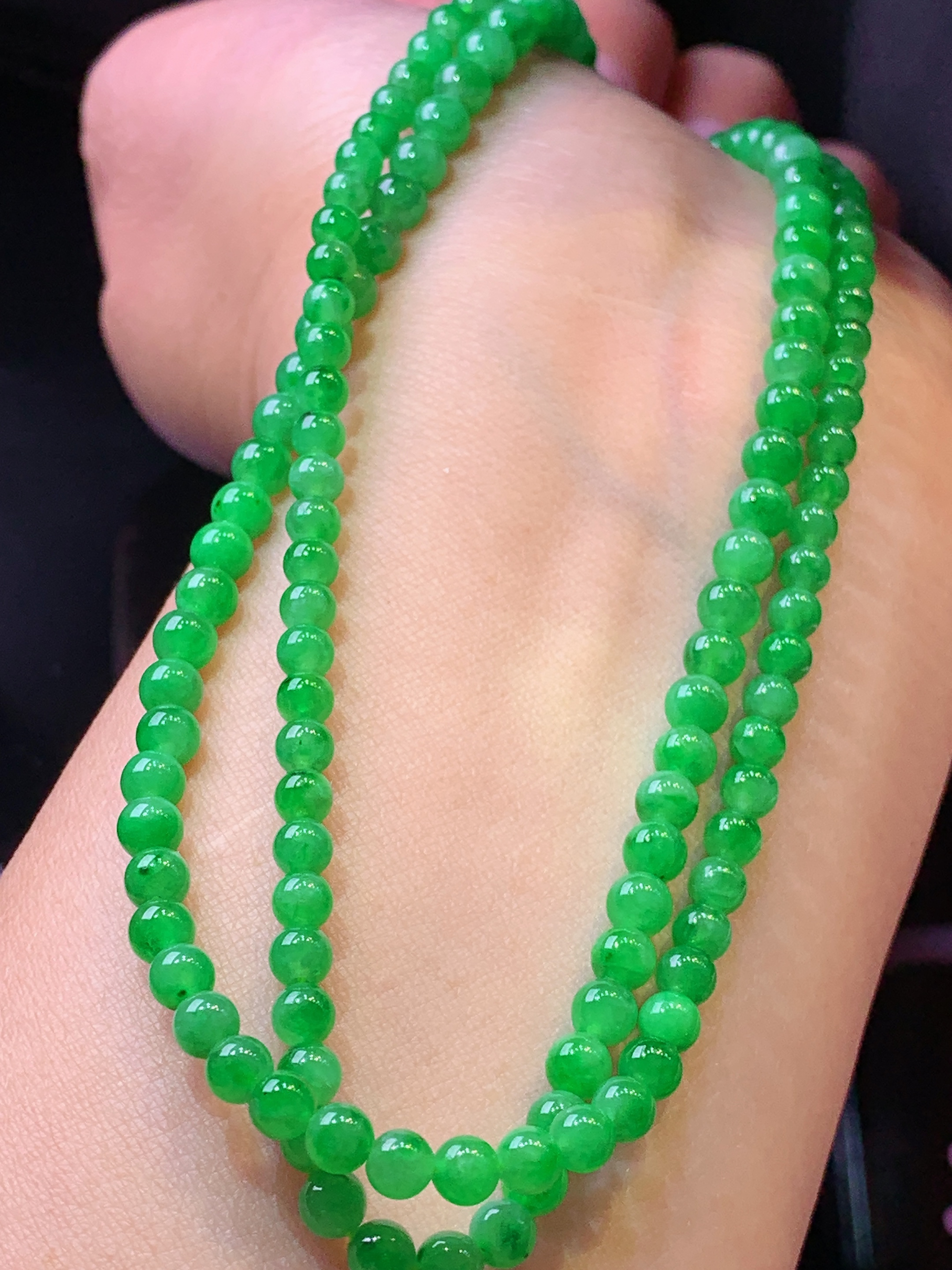 满绿圆珠项链 玉质细腻 色泽艳丽清新 水润亮眼 整体尺寸4.6h3