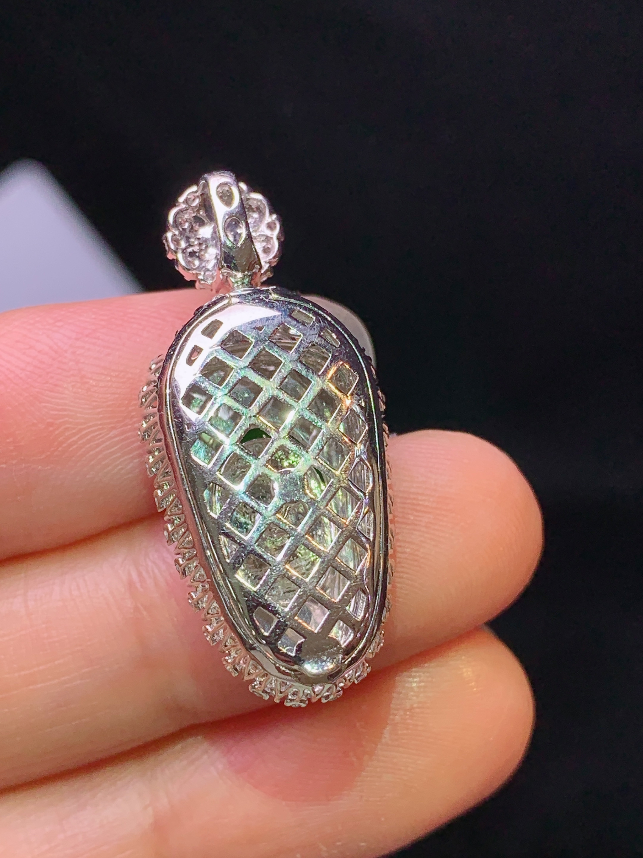 18k金钻镶嵌翠绿树叶吊坠 玉质细腻 色泽艳丽清新 水润亮眼 整体尺寸31*14.2*8.6y4