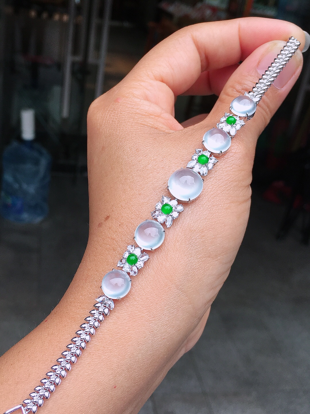 玻璃种蛋面手链，玉质细腻，荧光感超
强，饱满圆润，尽显优雅气质，18k
金豪华镶嵌