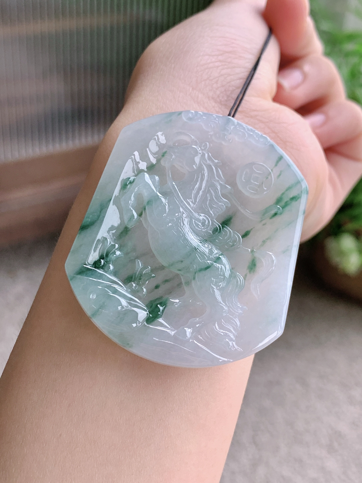 【裸石】冰飘花生肖马牌吊坠
【说明】缅料 性价比高  
【尺寸】51-43.7-5.7