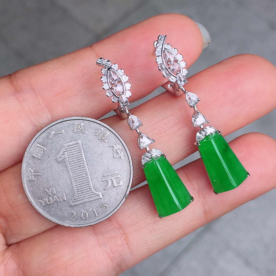 阳绿马鞍耳坠，色泽均匀艳丽，玉质细腻，荧光感超
强，饱满圆润，尽显优雅气质，18k
金豪华镶嵌