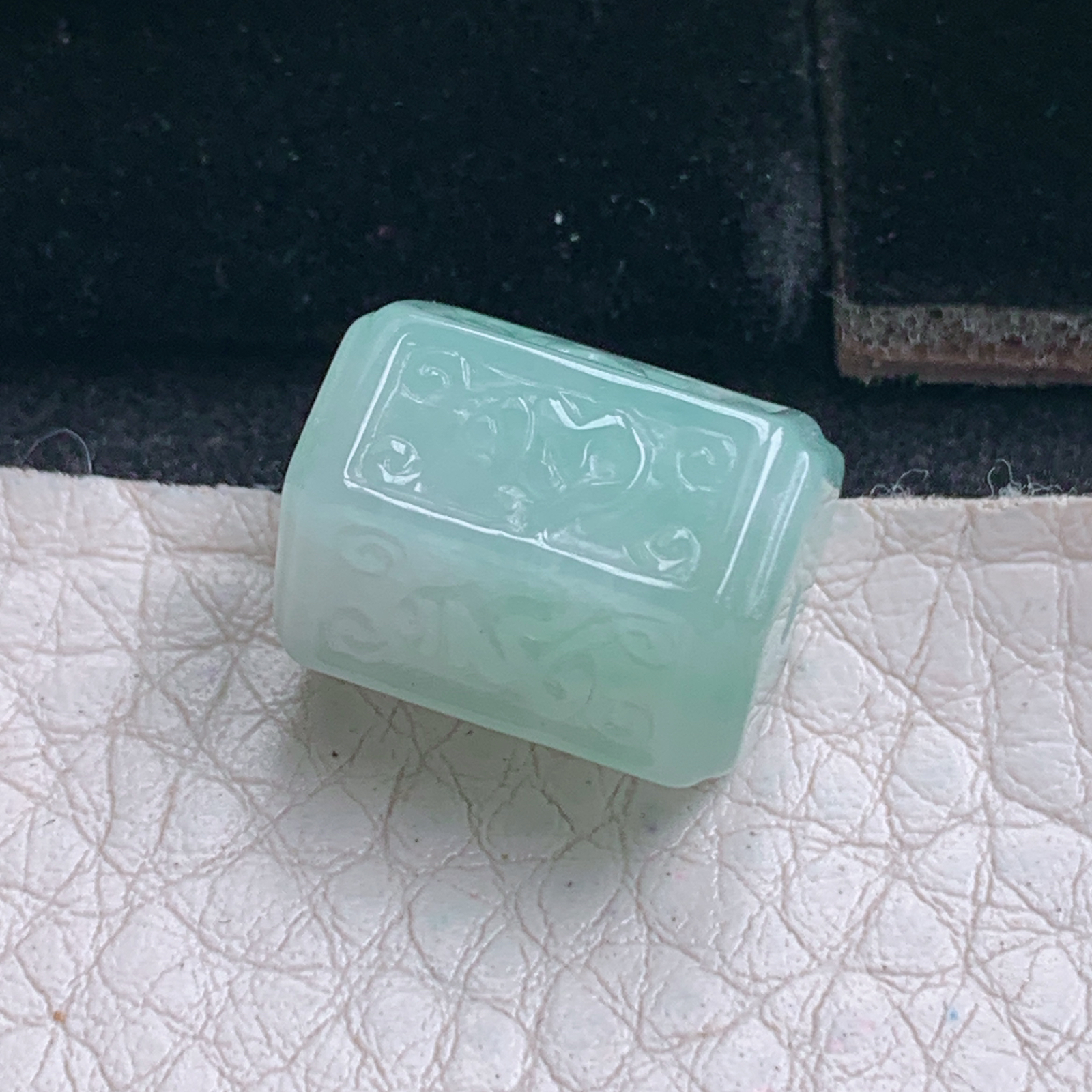 py实拍15*11.6缅甸翡翠冰润浅绿六字真言路路通玉吊坠 玉挂件