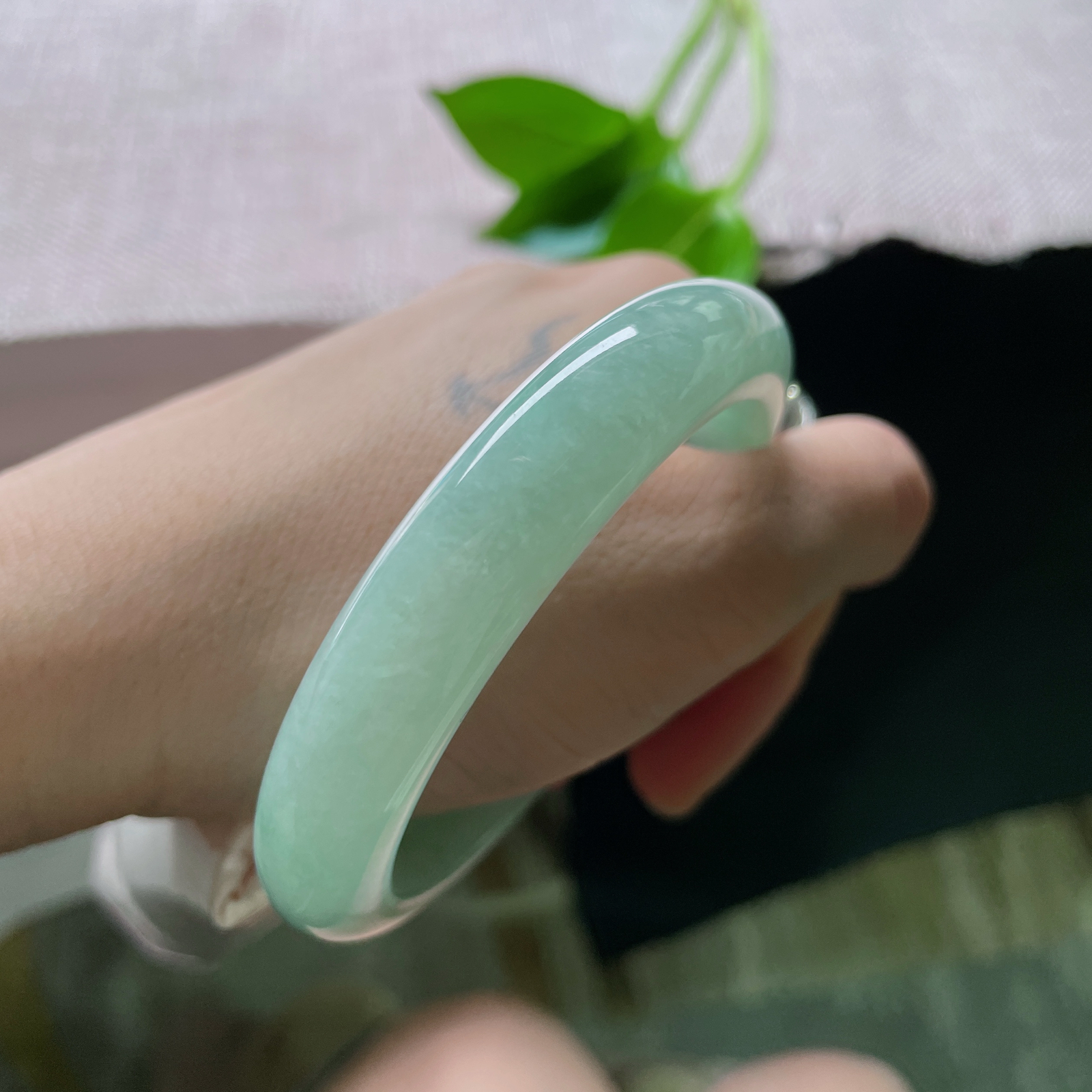 57.5/11.9/8.4，果绿正圈，色泽清丽，甜美动人，干净清爽，无纹裂