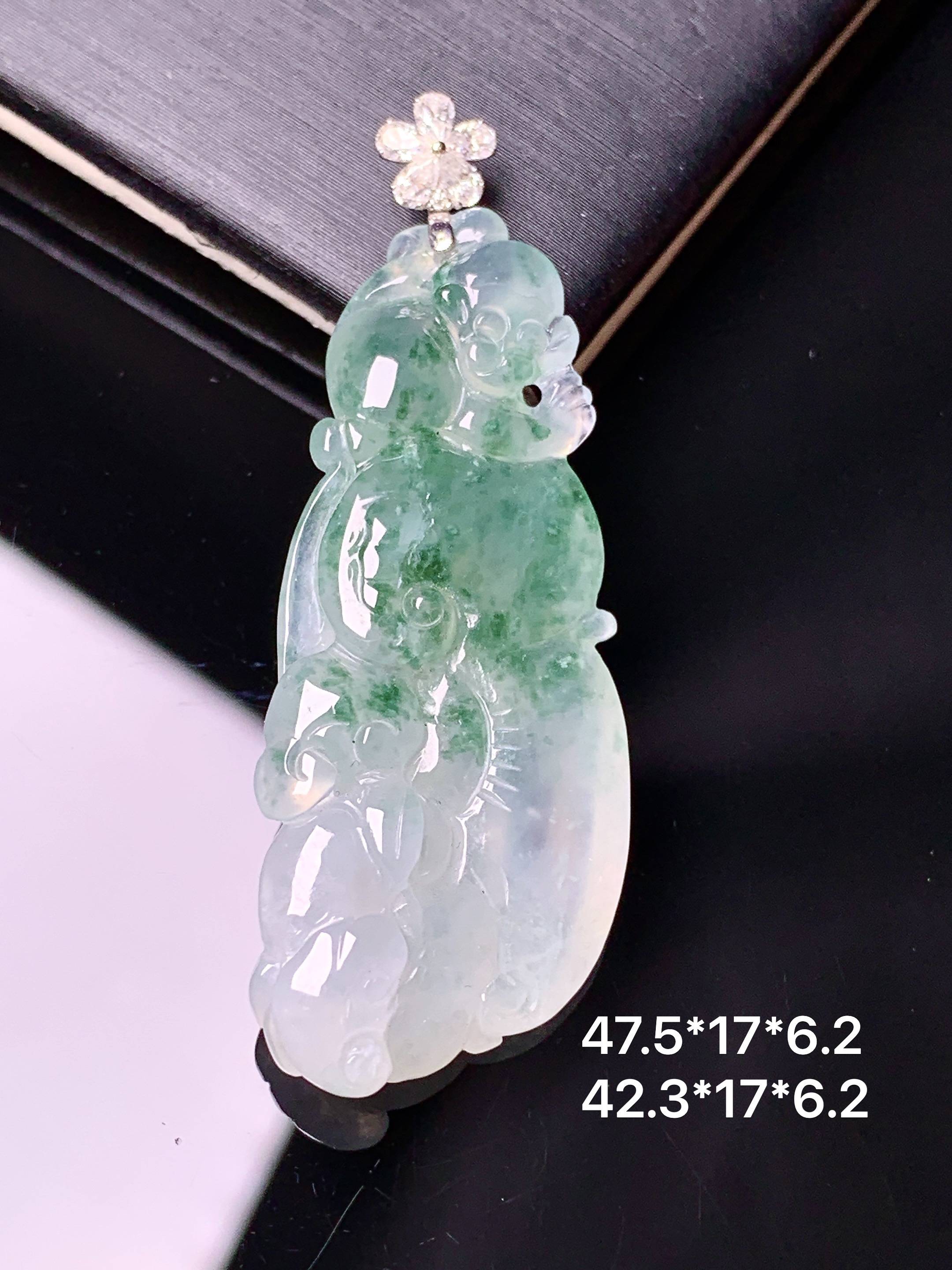 18k金钻镶嵌飘绿如意吊坠 玉质细腻 色泽艳丽清新 水润亮眼 整体尺寸47.5*17*6.2