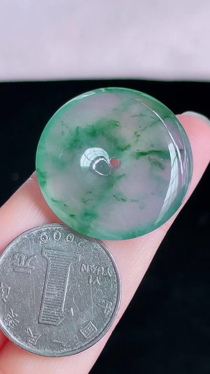 【翡翠名称】老坑种高冰飘花平安扣吊坠
【翡翠尺寸】直径厚度29.9/5.6mm
【翡翠描述】宝贝种老水足，玉质细腻，色泽靓丽，性价比高，佩戴效果好！
【其它赠送】权威证书/精美挂绳盒子/支持全国复检