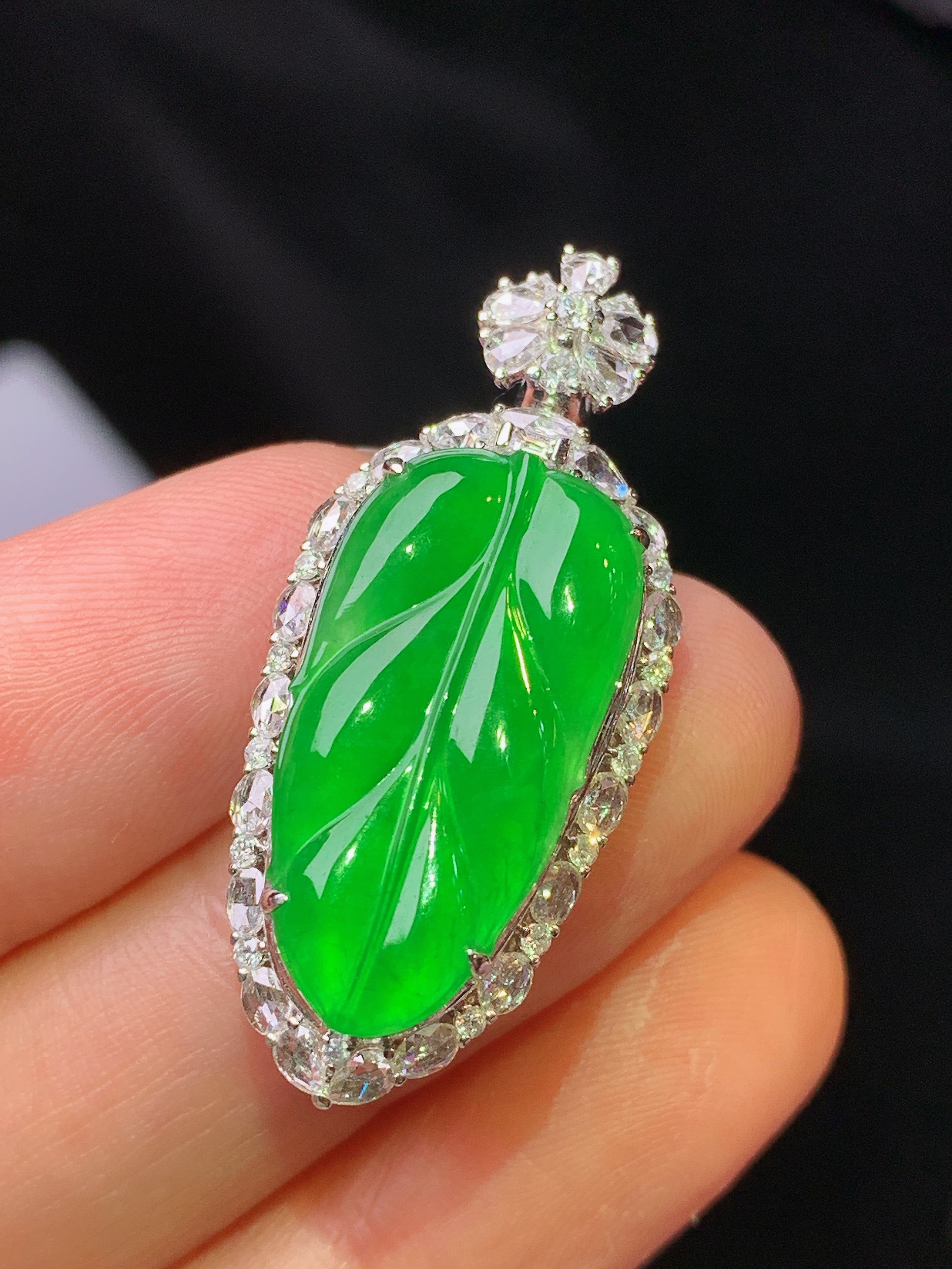 18k金钻镶嵌翠绿树叶吊坠 玉质细腻 色泽艳丽清新 水润亮眼 整体尺寸34.5*15*8.8m5