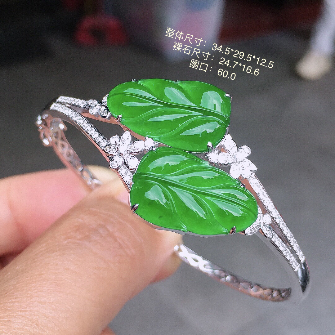 阳绿玉叶手镯，色泽均匀艳丽，玉质细腻，荧光感超
强，饱满圆润，尽显优雅气质，18k
金豪华镶嵌