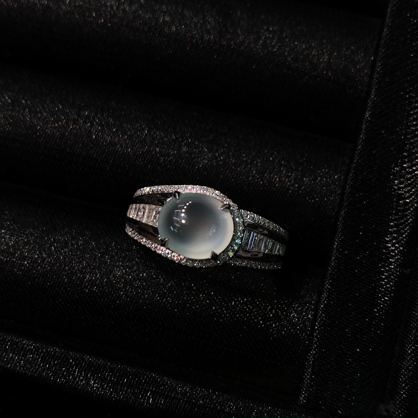 高冰蛋面戒指 
冰纯饱满，温润起光，纯净无暇
18k金镶嵌，佩戴优雅精致
尺寸如图一  实物更美～