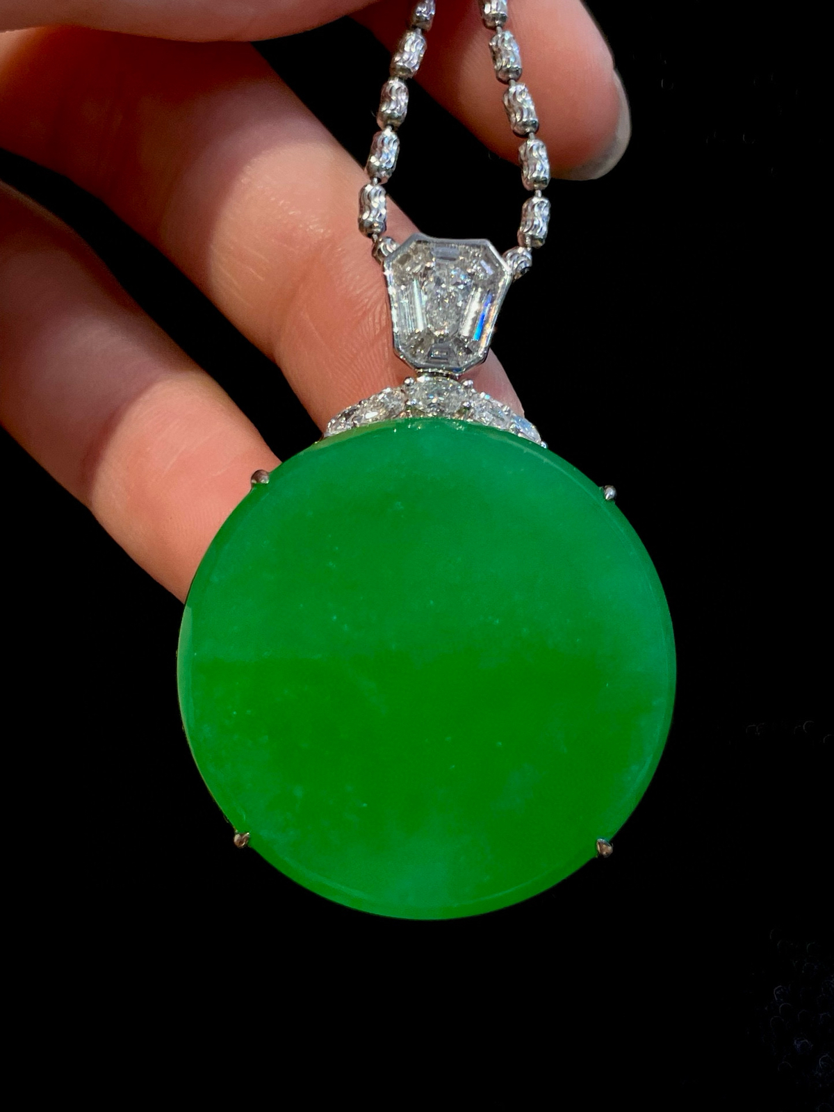 ️ 18K阳绿圆牌吊坠
色泽浓郁匀净，一抹正阳绿浓得化不开，在光下通透温润、胶感十足，面无饰即为“平安”，寓意圆满顺遂、无事绊心弦，整枚吊坠大气磅礴，上手极具分量感
尺寸：整体42.6*31.1*8.8