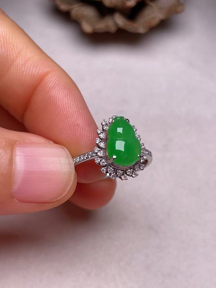 冰种阳绿葫芦戒指、真金真钻镶嵌，种水好，玉质细腻 .裸石尺寸 9.1*6.3