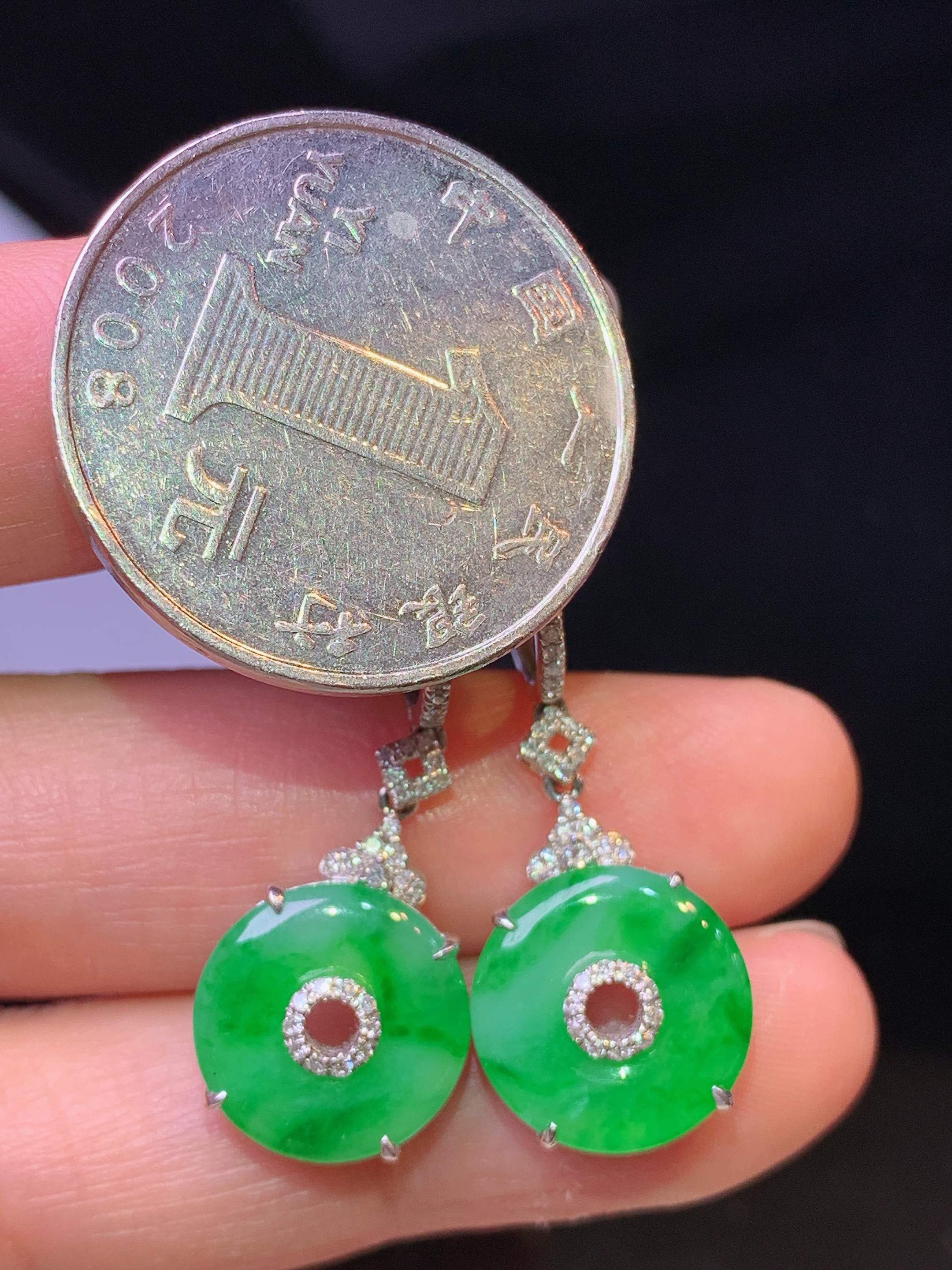 18k金钻镶嵌翠绿平安扣耳坠 玉质细腻 色泽艳丽清新 水润亮眼 整体尺寸32.2*12.5*4.5yz