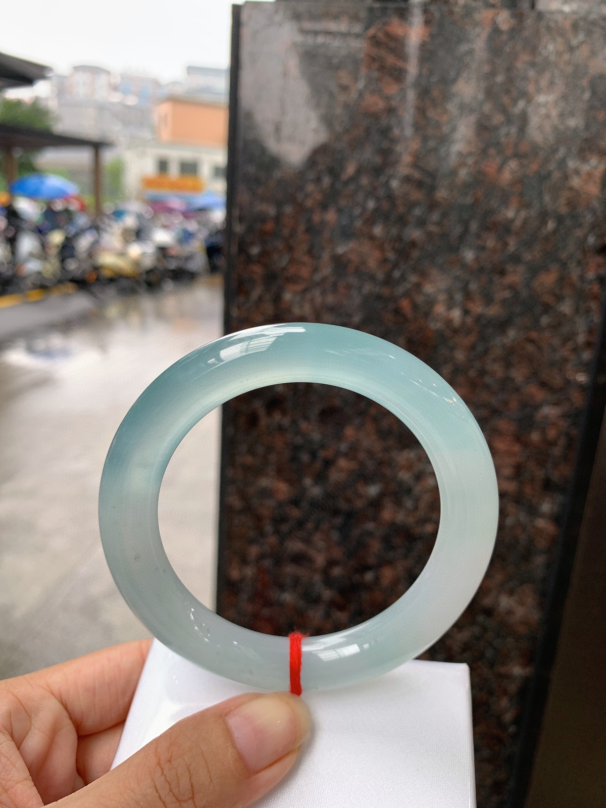 冰蓝圆条
59.2-11.3-11.7
底妆冰透，千变万化的冰晴蓝底色，拥有海的颜色，却散发着星空