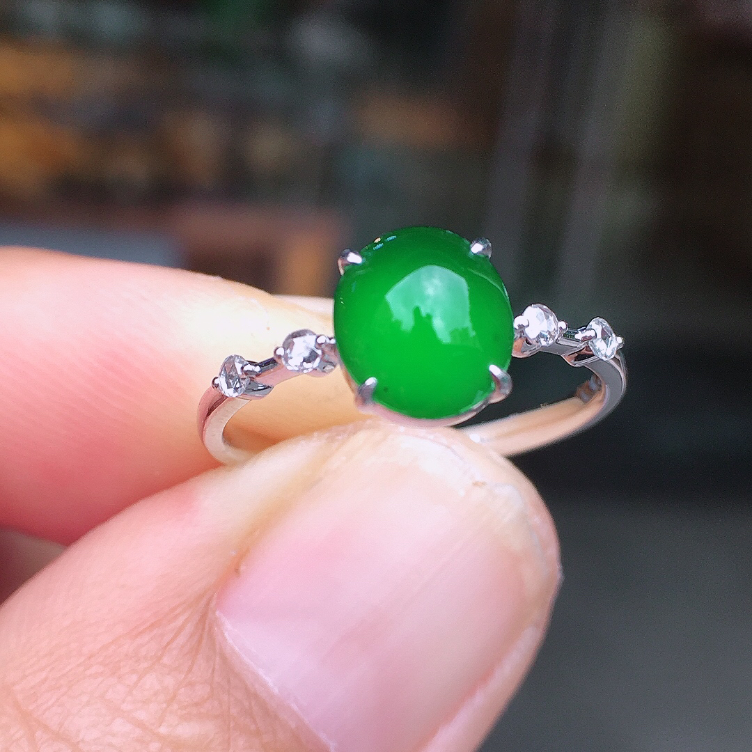 阳绿蛋面戒指，色泽均匀艳丽，玉质细腻，荧光感超
强，饱满圆润，尽显优雅气质，18k
金豪华镶嵌