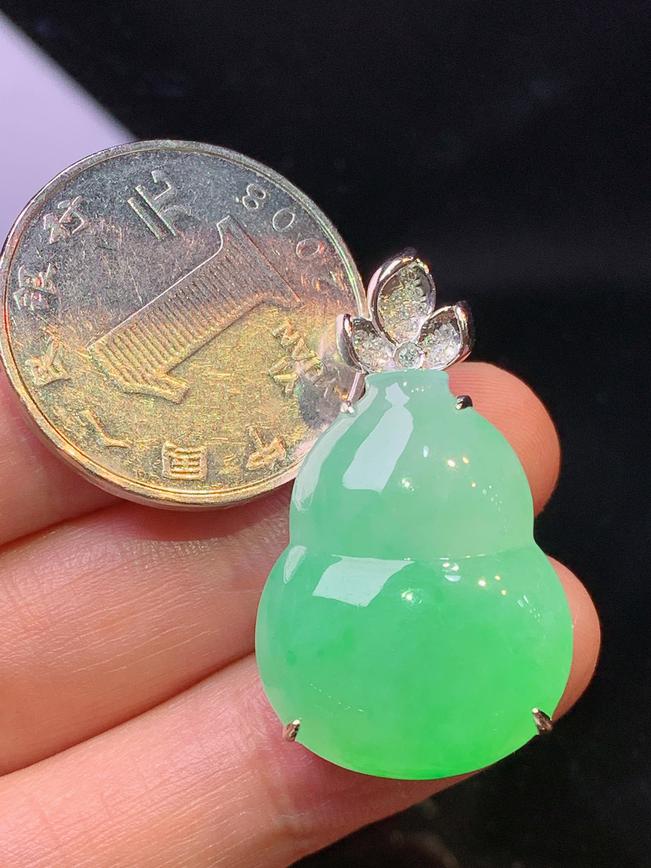18k金钻镶嵌翠绿葫芦吊坠 玉质细腻 色泽艳丽清新 水润亮眼 整体尺寸33.5*19.3*10.5f1