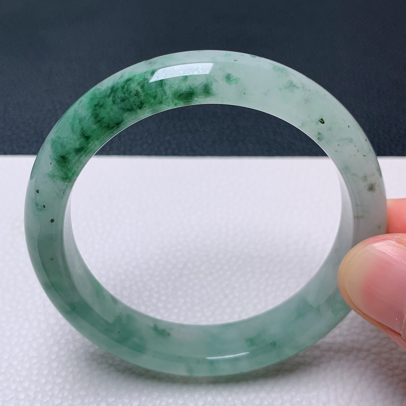 天然翡翠圈口55-56老坑飘绿手镯 玉质细腻 种水好 尺寸：55.3-12-7.8mm  M22