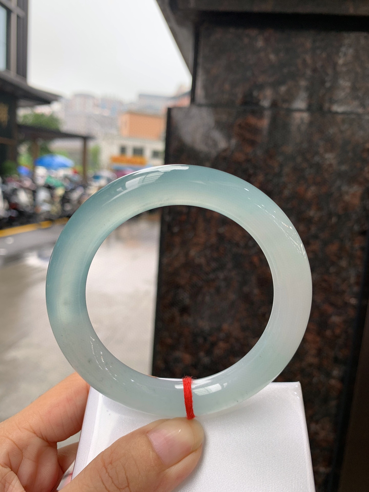 冰蓝圆条
59.2-11.3-11.7
底妆冰透，千变万化的冰晴蓝底色，拥有海的颜色，却散发着星空的光芒，这是一只来自冰川蓝的清冷气质仙女镯。