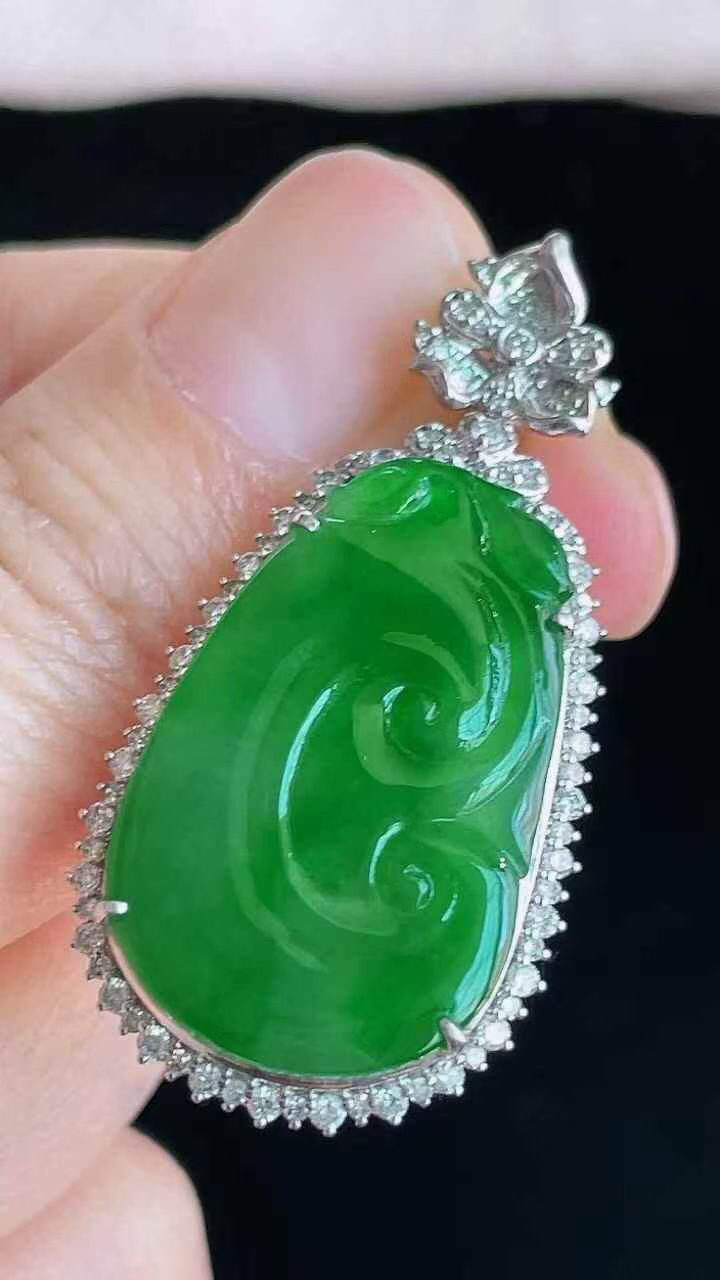 【翡翠名称】18K金镶钻冰辣绿如意吊坠
【翡翠尺寸】含金37.3/18.9/8.6mm
【翡翠描述】