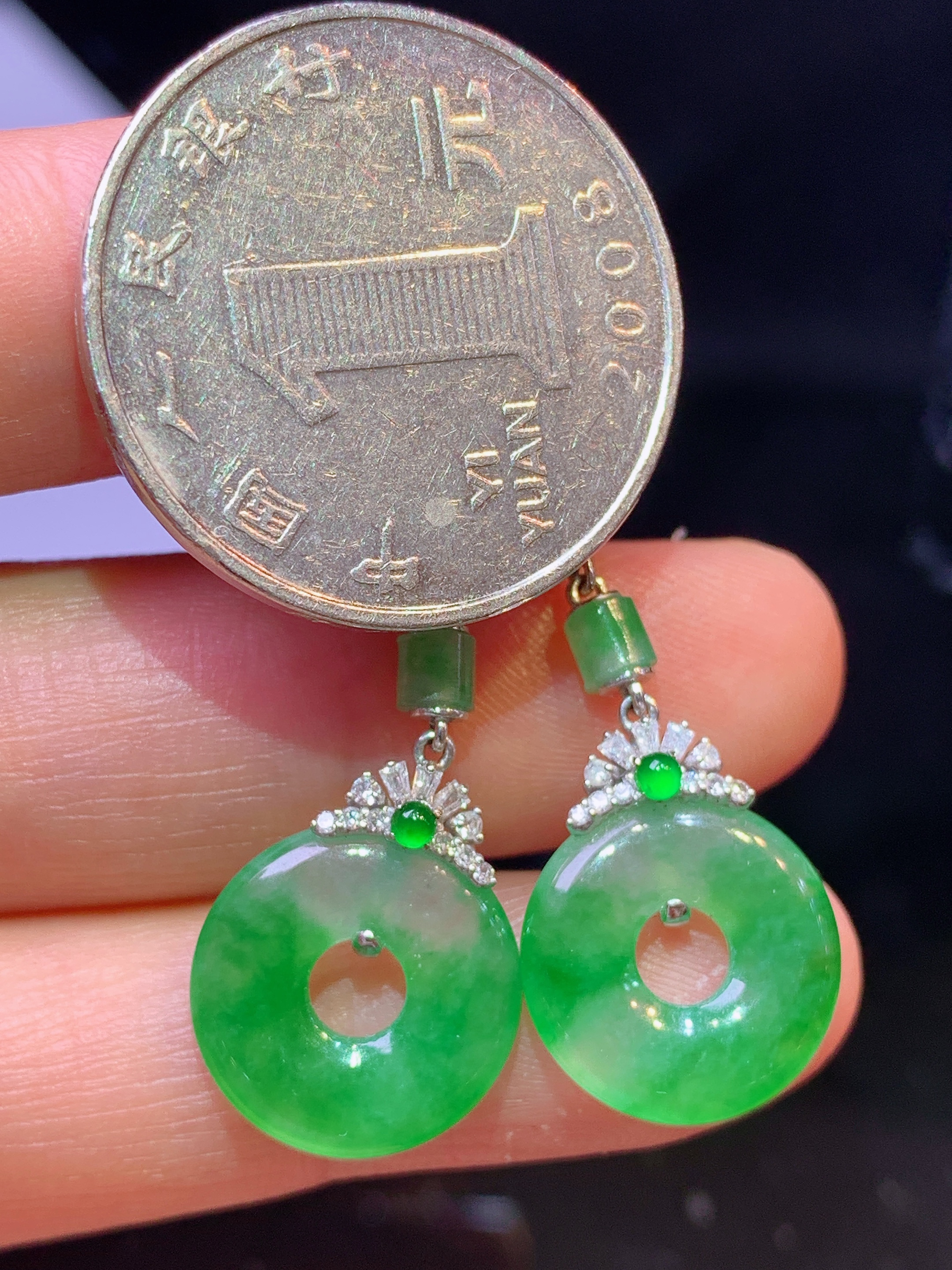 18k金钻镶嵌翠绿平安环耳坠 玉质细腻 色泽艳丽清新 水润亮眼 整体尺寸33*13.5*2.8y4