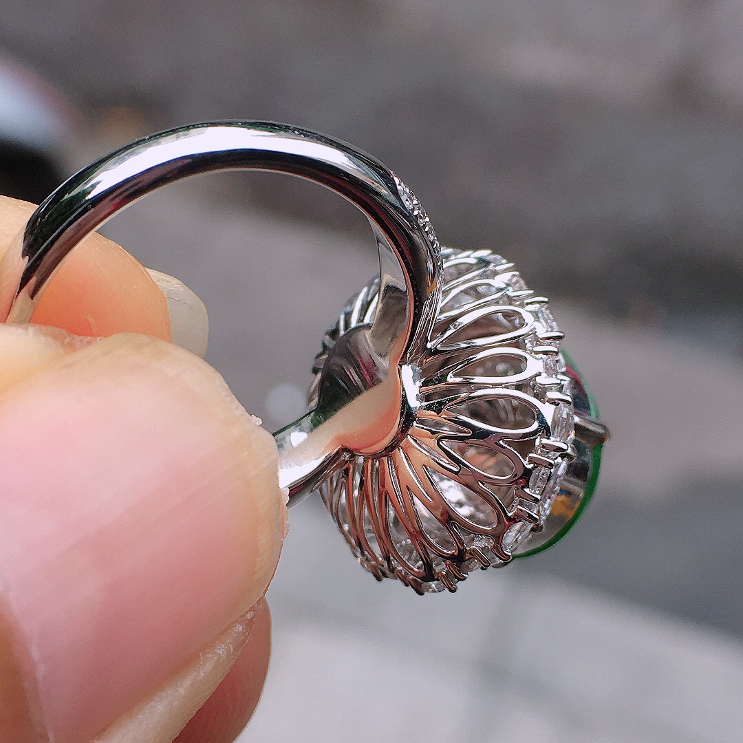 阳绿蛋面戒指，色泽均匀艳丽，玉质细腻，荧光感超
强，饱满圆润，尽显优雅气质，18k
金豪华镶嵌