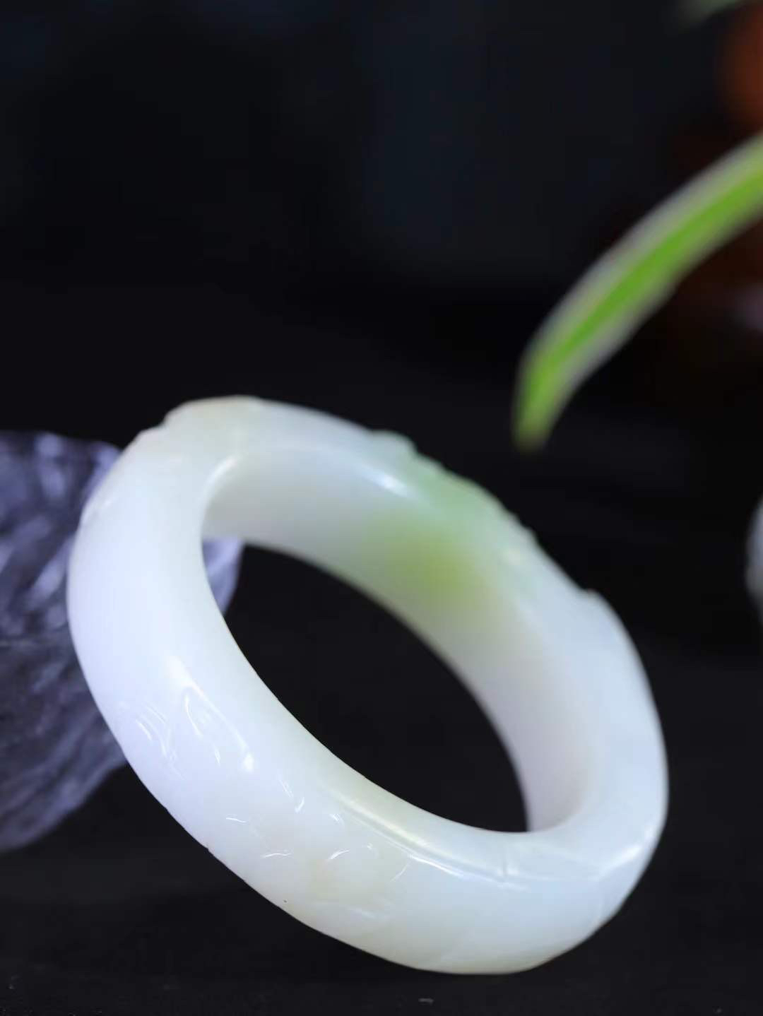 【连年有余.手镯】

收藏级️和田玉白玉带翠连年有余手镯 玉质温润细腻 油性十足 精雕鱼儿，鱼鳞精致美观，祥和清灵之气，飘逸灵动之态。佩于腕间清爽迷人，寓意吉祥美好，连年有余.生活富足 重101克 尺寸55.5-16-11.3mm 79312952T