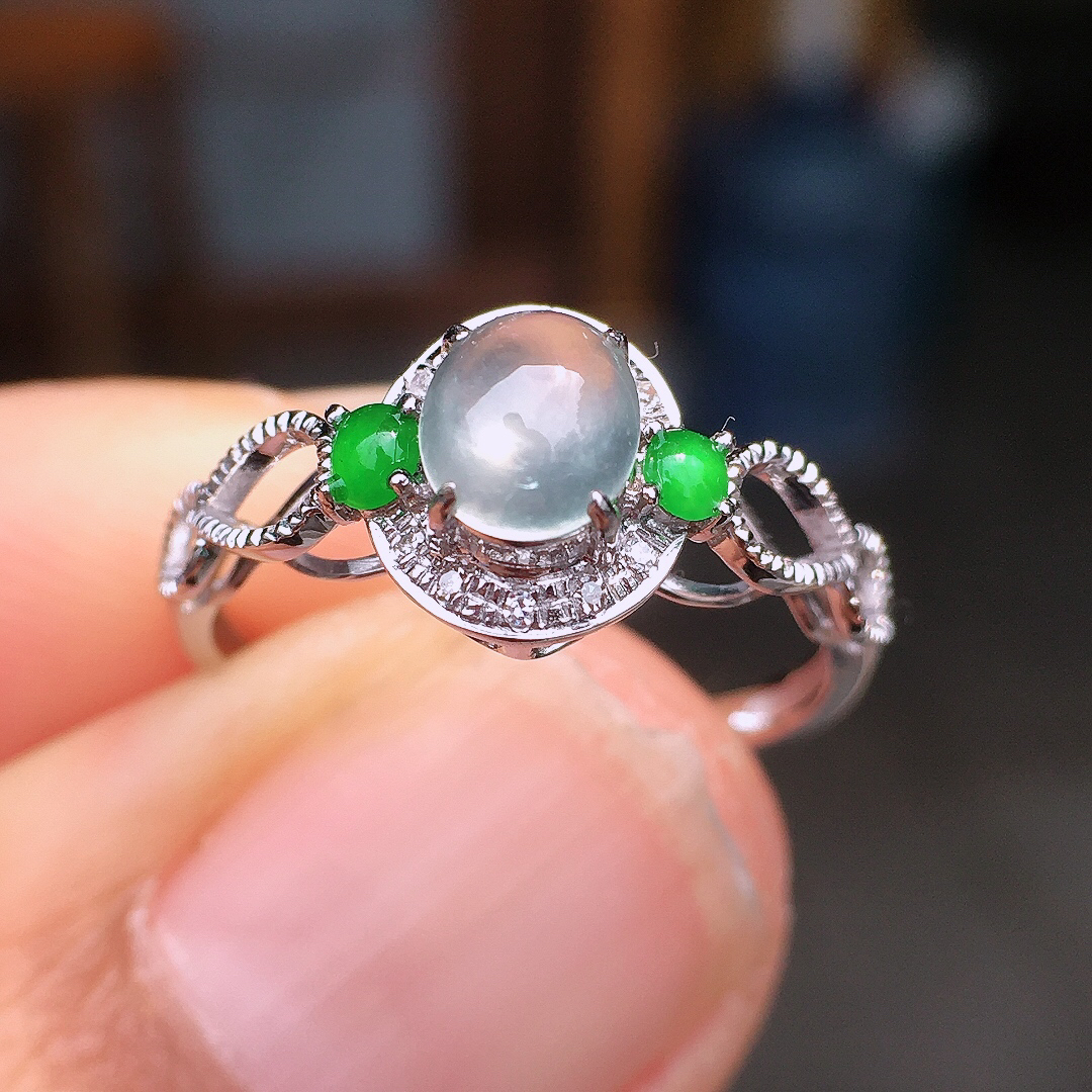 玻璃种蛋面戒指，玉质细腻，荧光感超
强，饱满圆润，尽显优雅气质，18k
金豪华镶嵌