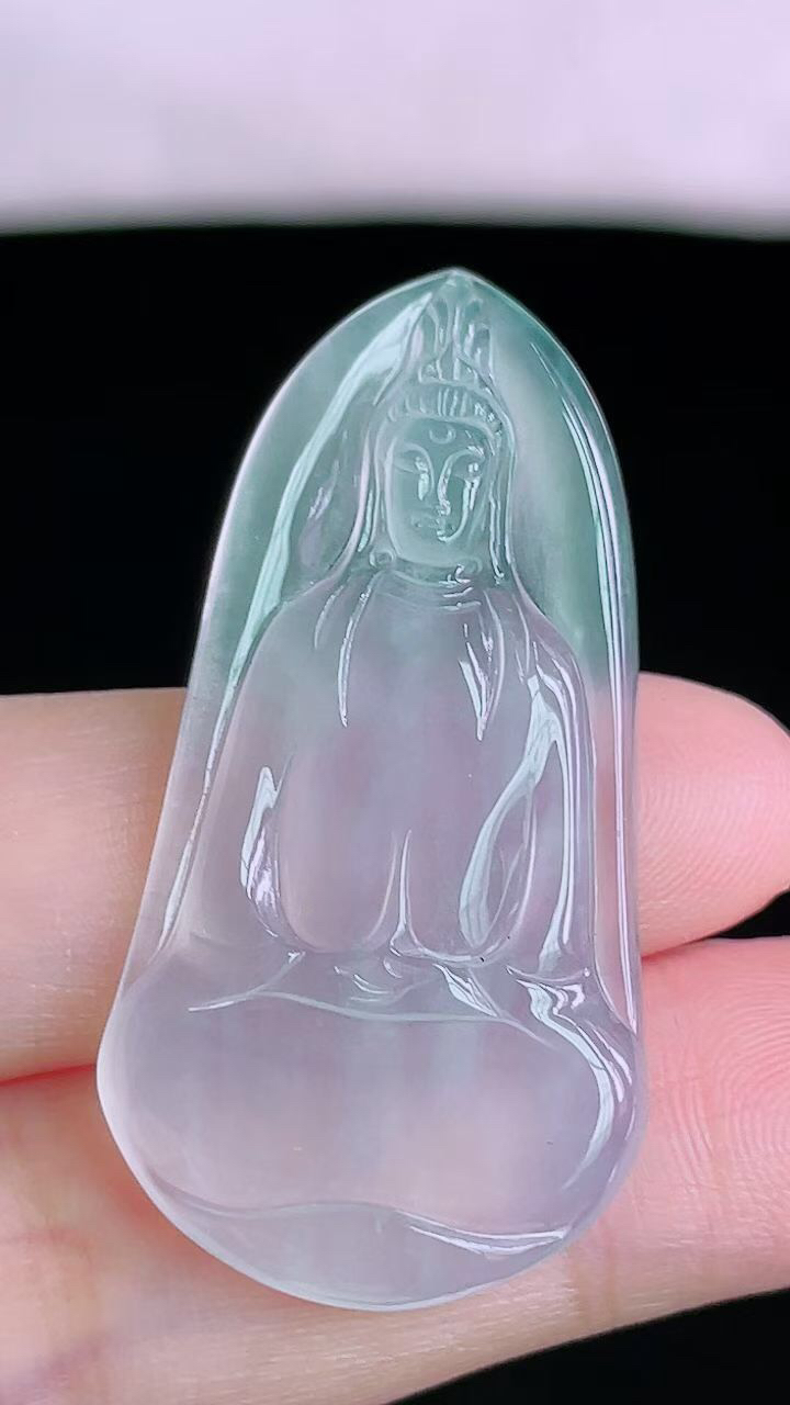 【翡翠名称】老坑种高冰素衣净瓶观音吊坠
【翡翠尺寸】40.7/20.5/3.3mm
【翡翠描述】宝贝种老水足，玉质细腻，色泽靓丽，性价比高，佩戴效果好！
【其它赠送】权威证书/精美挂绳盒子/支持全国复检