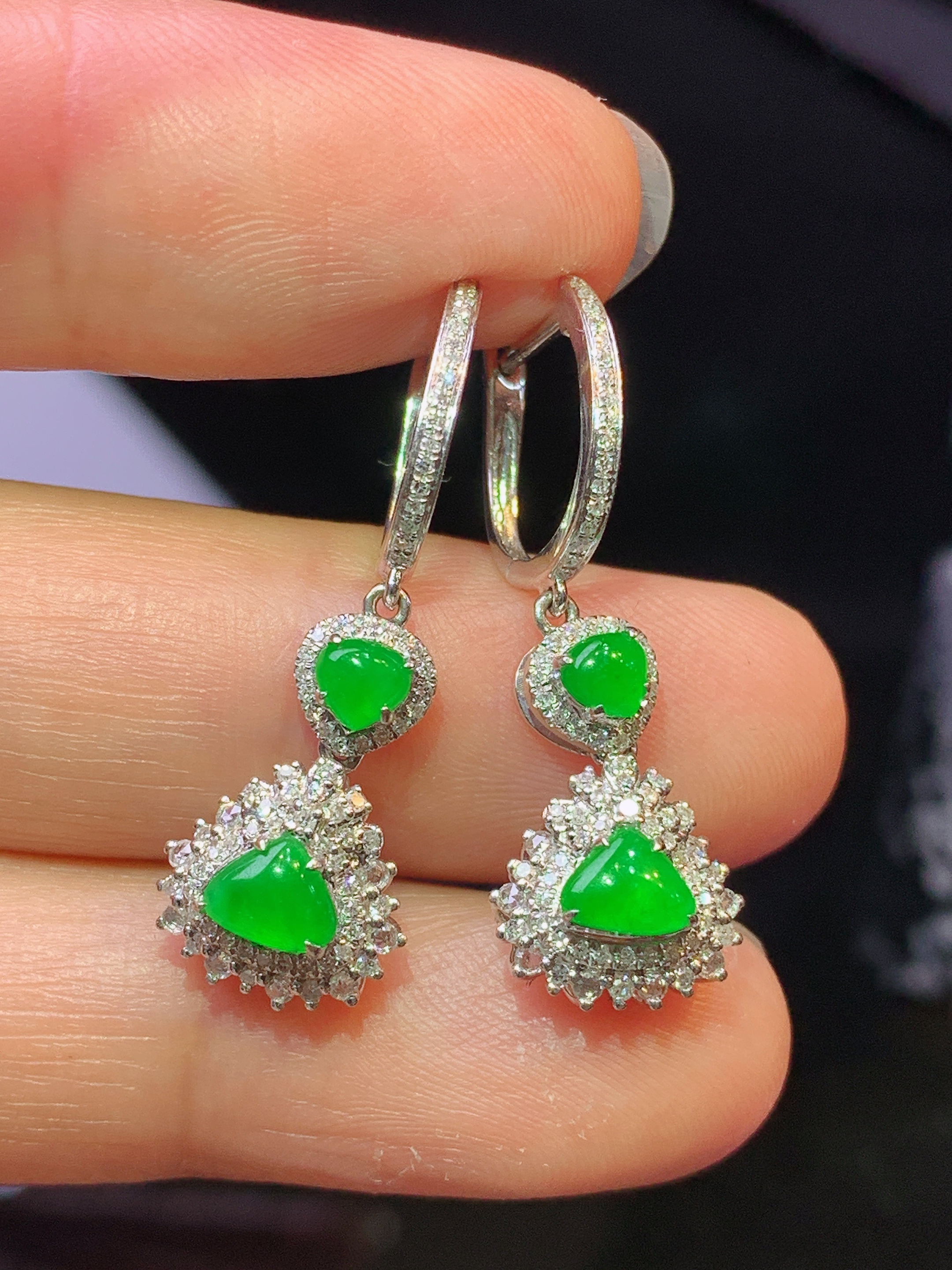 18k金钻镶嵌满绿心形耳坠 玉质细腻 色泽艳丽清新 水润亮眼 整体尺寸29*10*6.3c2