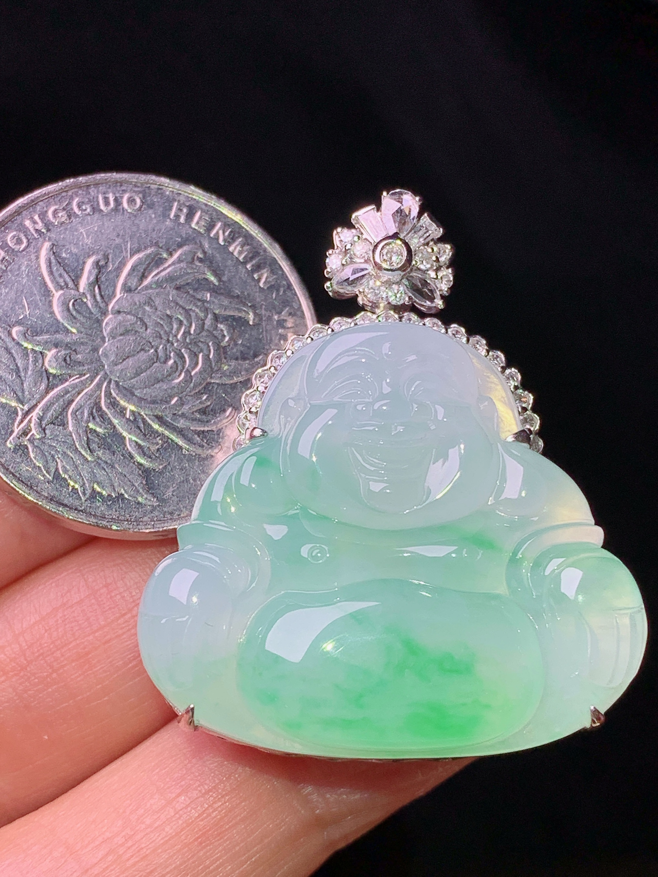 18k金钻镶嵌飘绿佛公吊坠 玉质细腻 色泽艳丽清新 水润亮眼 整体尺寸35.5*30.2*11.6g2