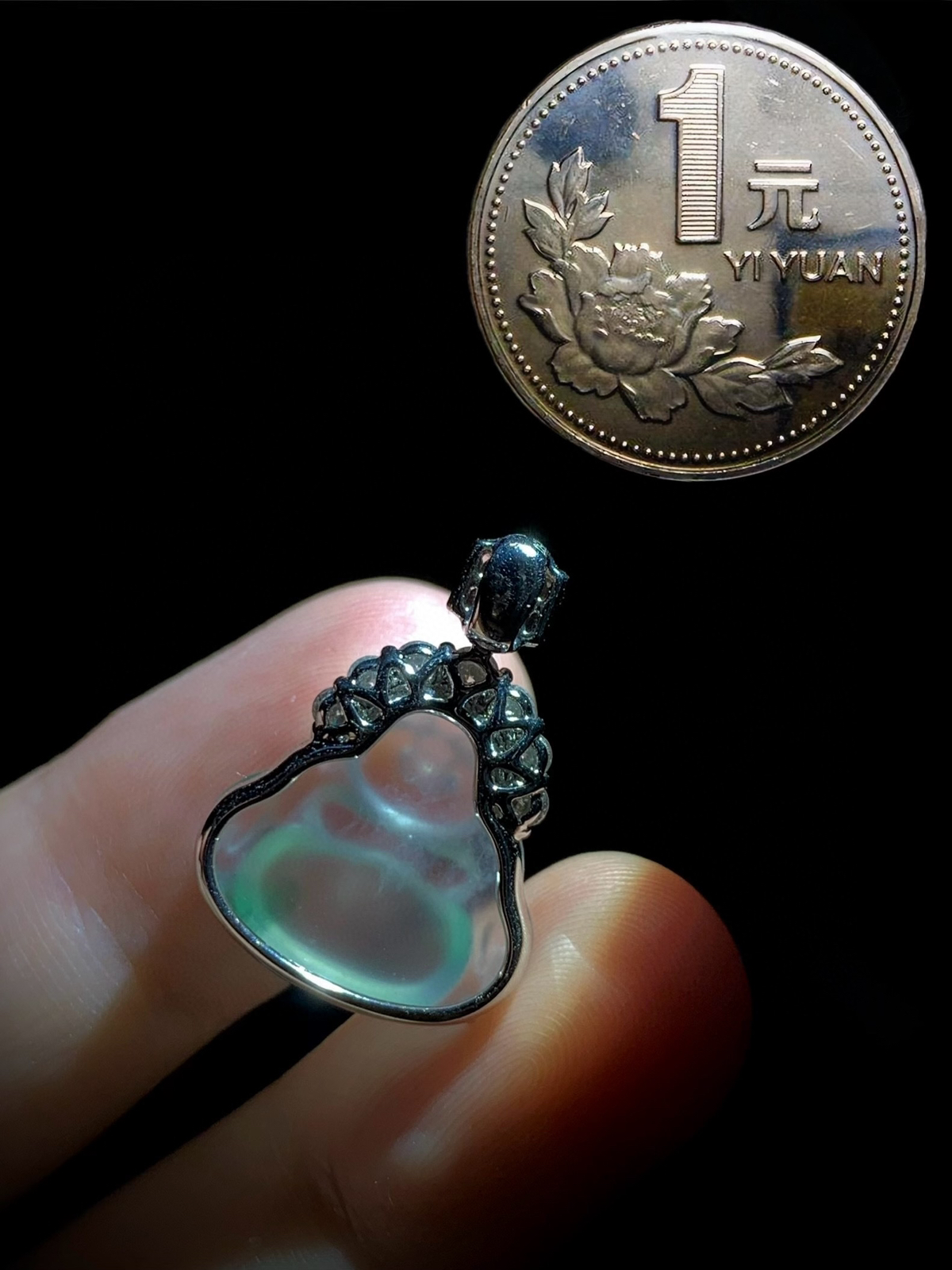 【大肚能容·笑口常开·弥勒佛】，
裸石约17-15.5-4.2mm，
整体23.8-17-6.6mm
18K金，南非钻