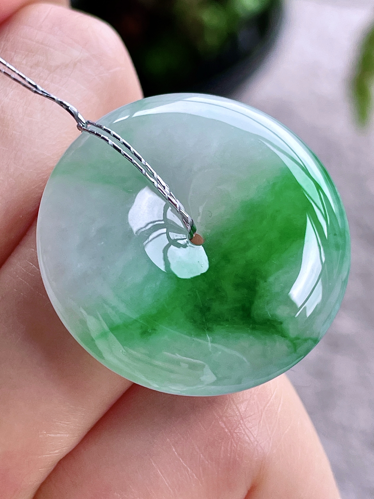 【裸石】冰飘绿花平安扣吊坠
【说明】缅料 性价比高 飘花
【尺寸】29-6.2