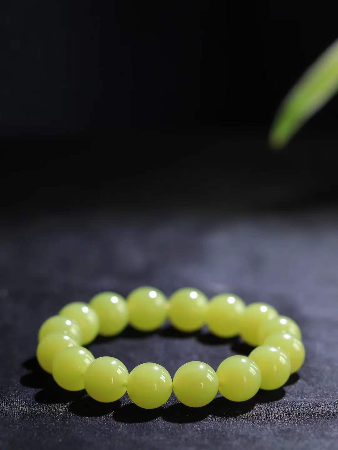 【珠圆玉润.手串】

精品️和田玉黄口珠圆玉润手串 玉质温润细腻  整串打磨圆润，佩戴舒适。珠珠落玉盘，间关莺语花底滑，一生美好时光，无论身在何处，都有它相伴相守。事事顺遂，幸福美满，吉祥如意。重42.5克 尺寸取一11.9mm  FDA-22361833