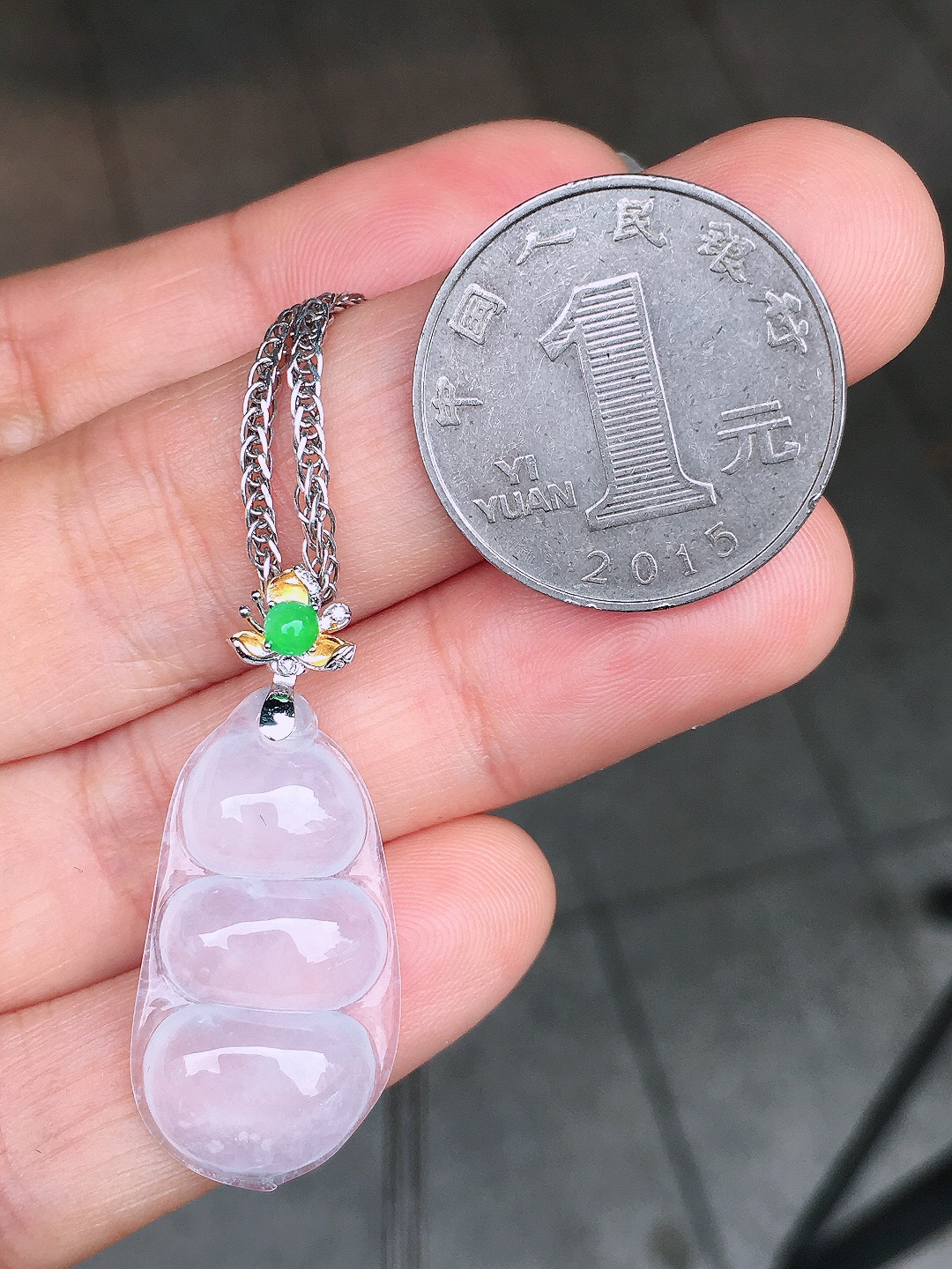 冰种福豆吊坠，玉质细腻，荧光感超
强，饱满圆润，尽显优雅气质，18k
金豪华镶嵌